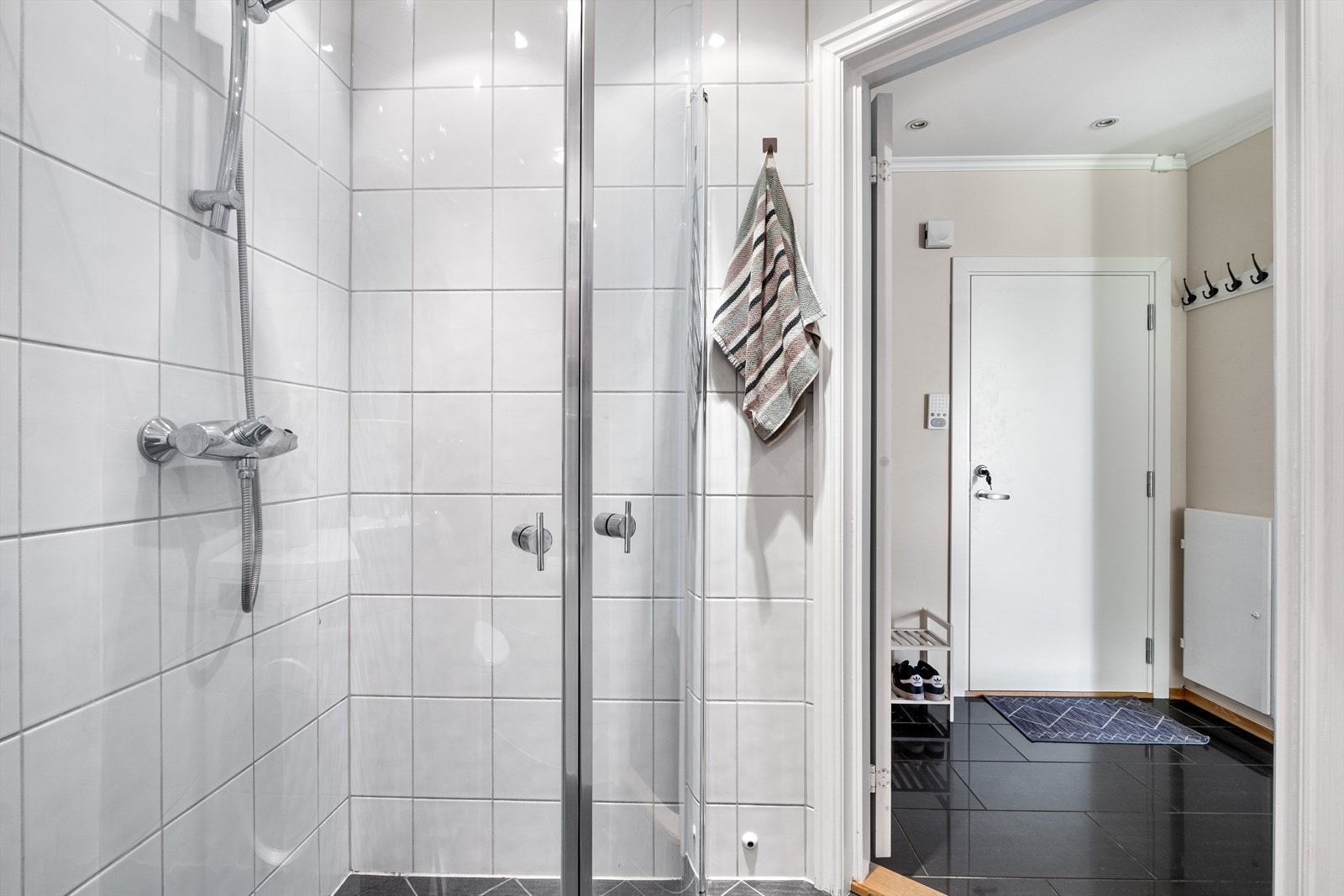 Badet har i tillegg opplegg og plass til vaskemaskin og tørketrommel Galleribilde