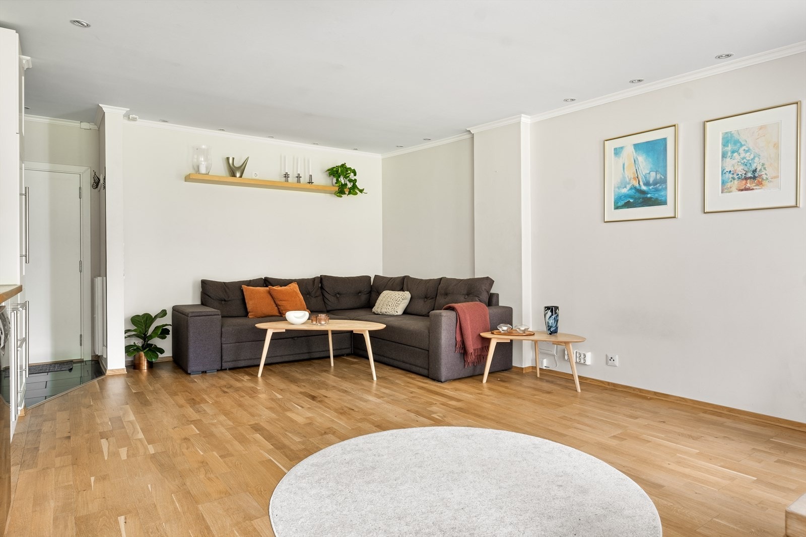 Leiligheten har lyse malte flater, parkett på gulv og downlights i himling. Det er varmekabler i gulv i stue/kjøkken, gang og på bad Galleribilde