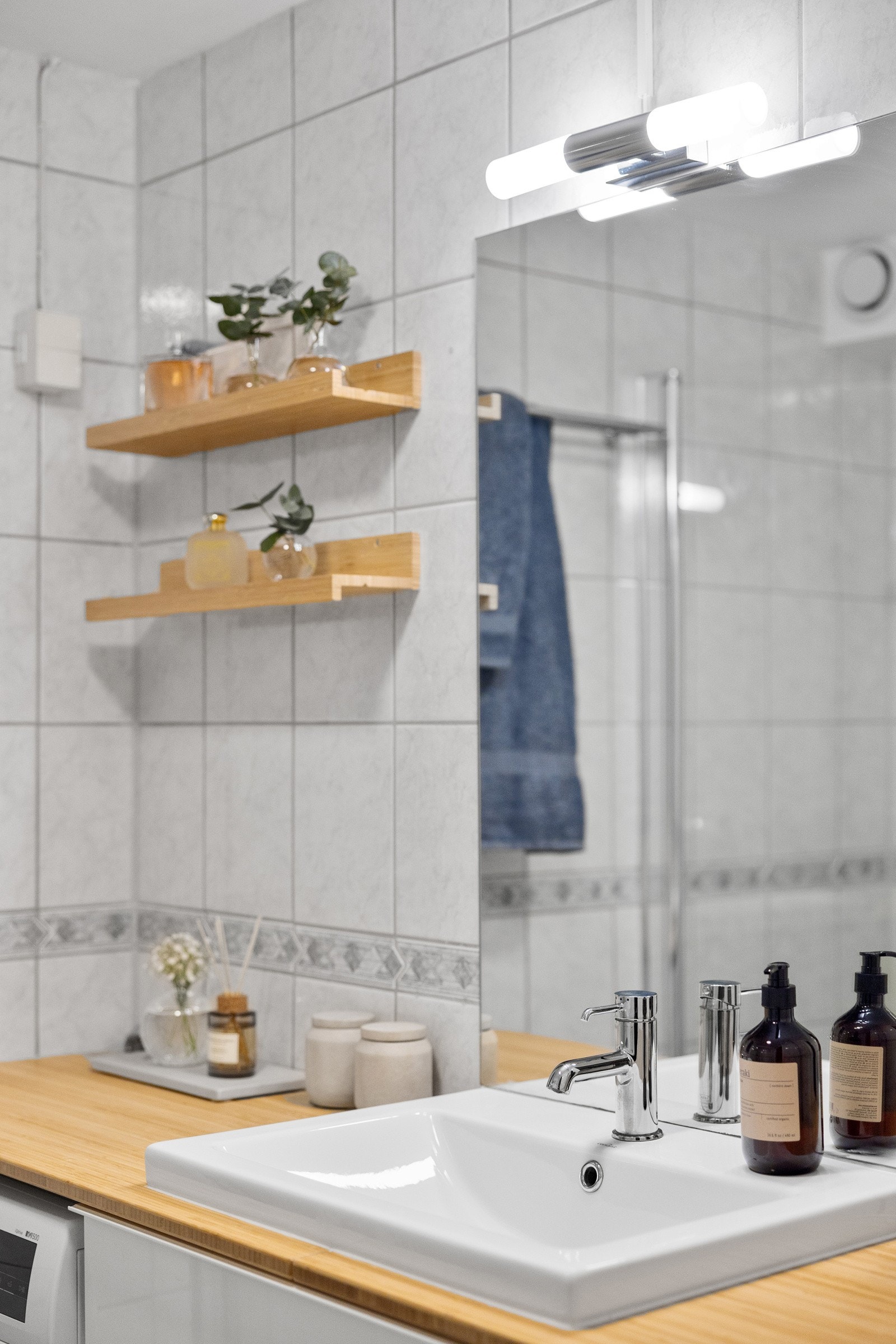 Badet har alle nødvendigheter. Vaskemaskinen på badet medfølger i salget. Galleribilde