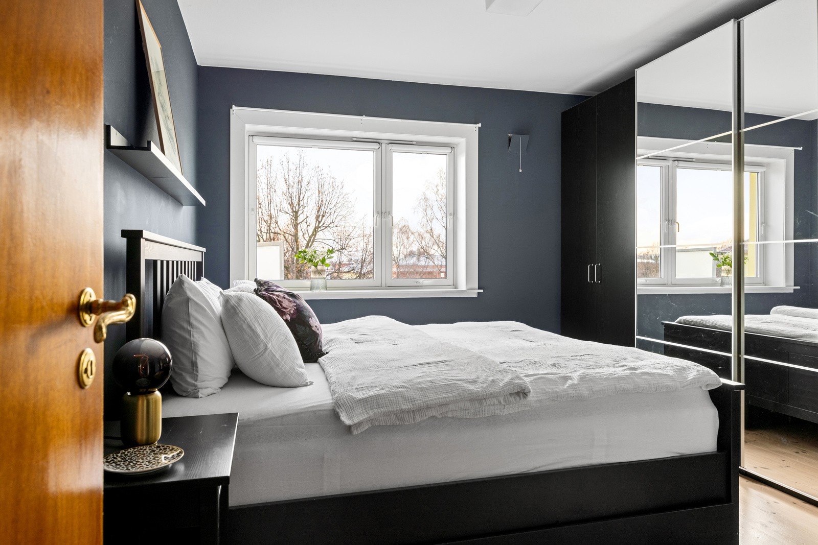 Leiligheten har 2 soverom. Hovedsoverommet vender ut mot rolige omgivelser. Galleribilde