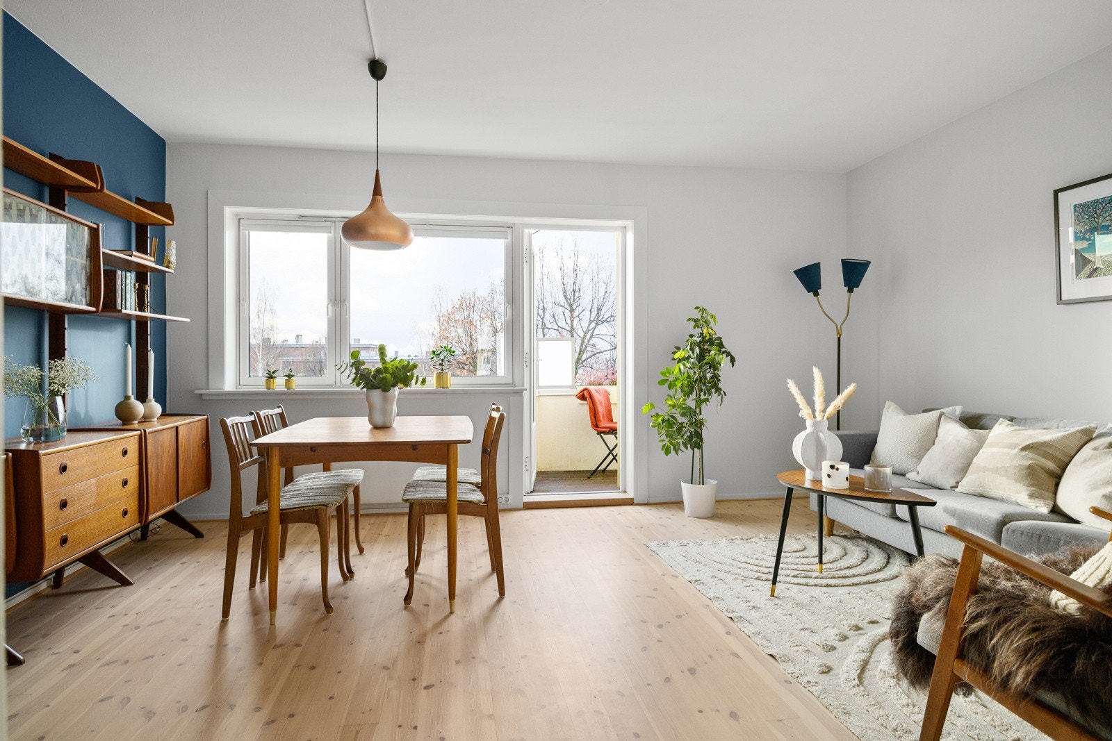 Leiligheten fremstår som velholdt og ligger i veldrevet borettslag bestående av 240 enheter. Til info er vinduene og balkongdøren ny fra 2015! Galleribilde