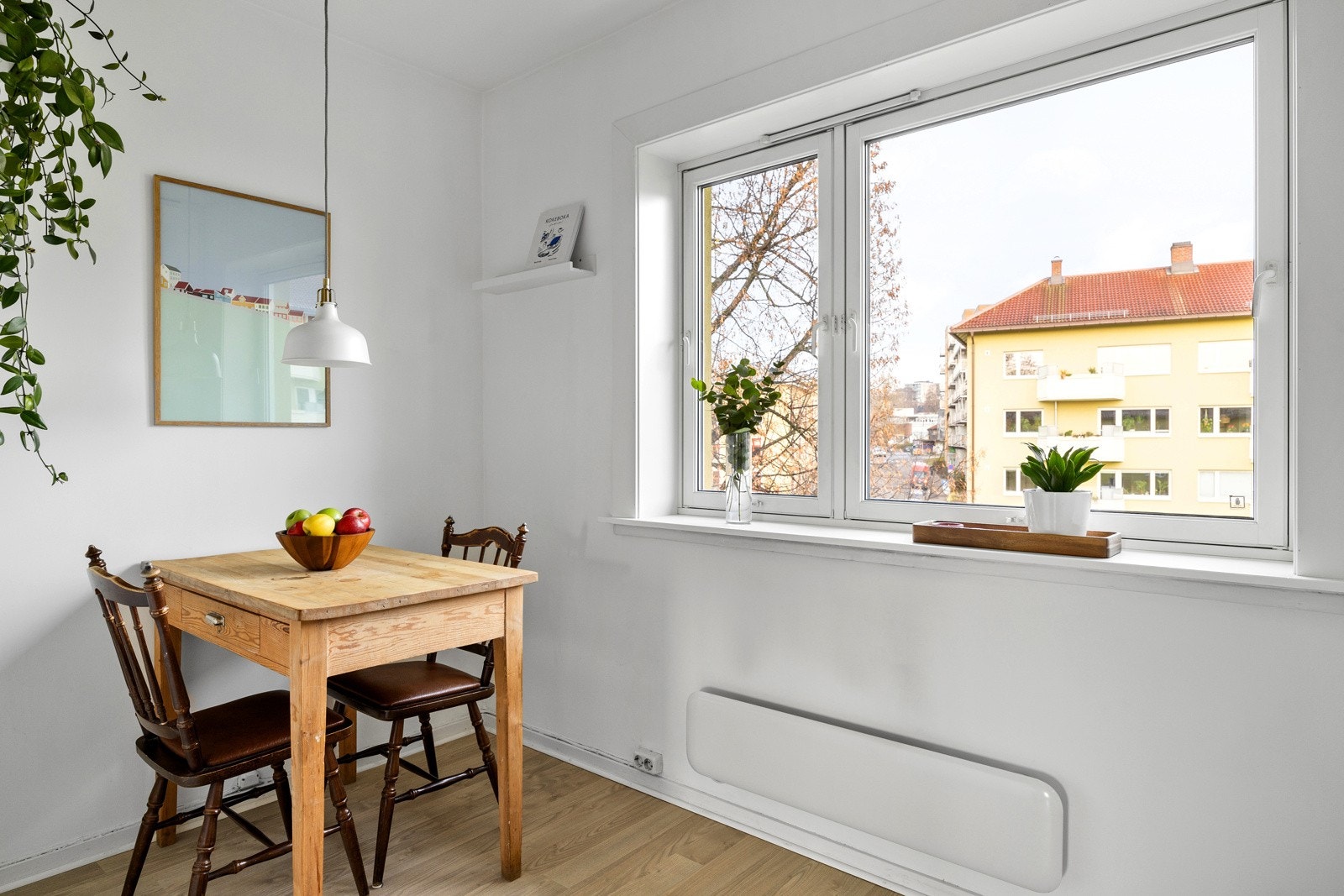 På kjøkkenet er det plass til hyggelig frokostbord. Perfekt for helgefrokosten. Galleribilde