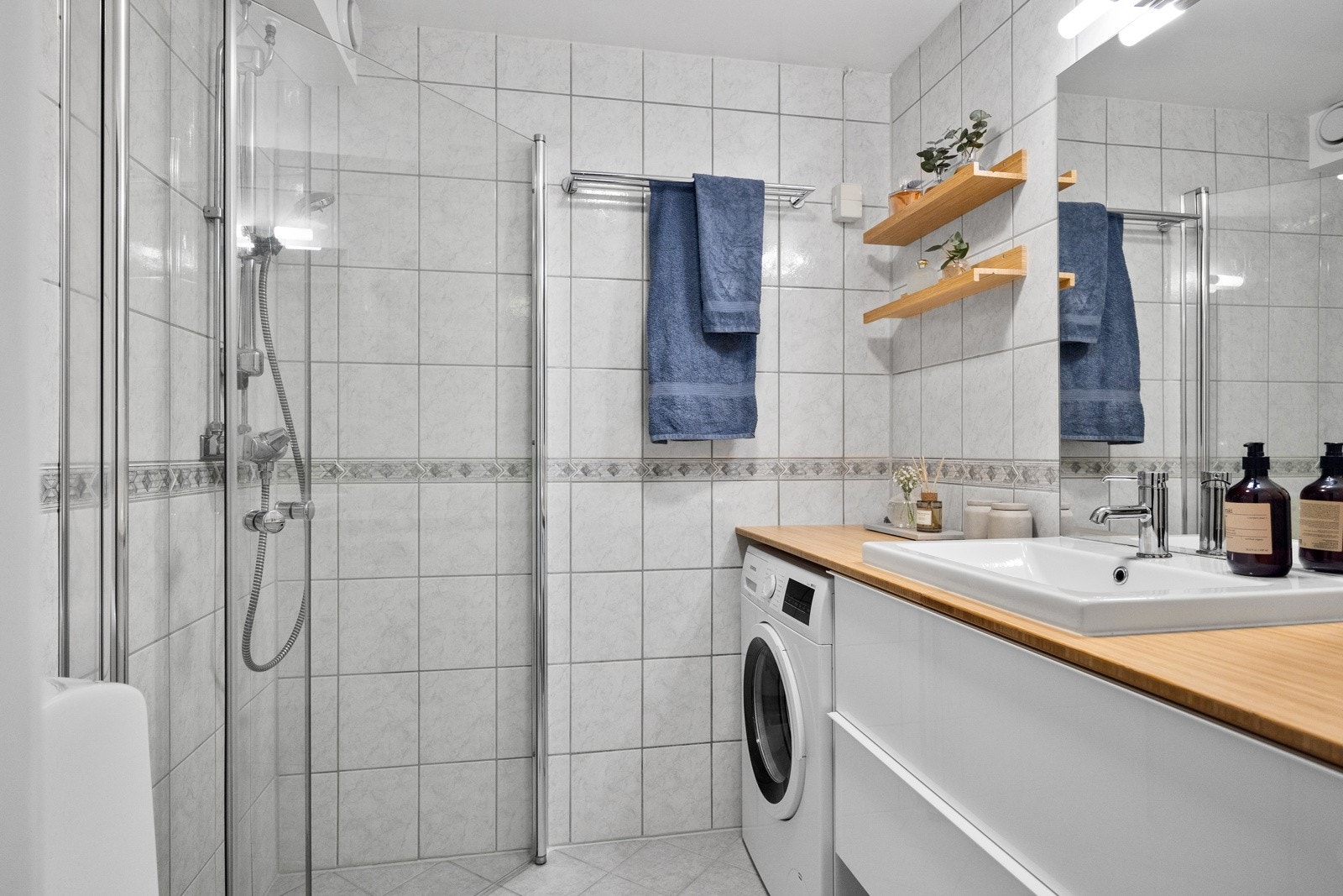 Pent flislagt bad oppusset i regi av borettslaget i 2003 med varme i gulv. Galleribilde