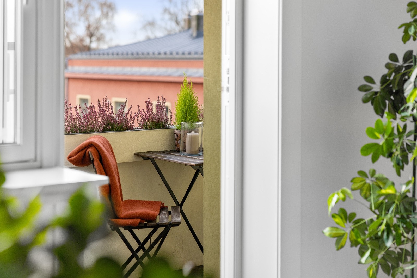 Fra stuen har man direkte adkomst til leilighetens balkong. Galleribilde