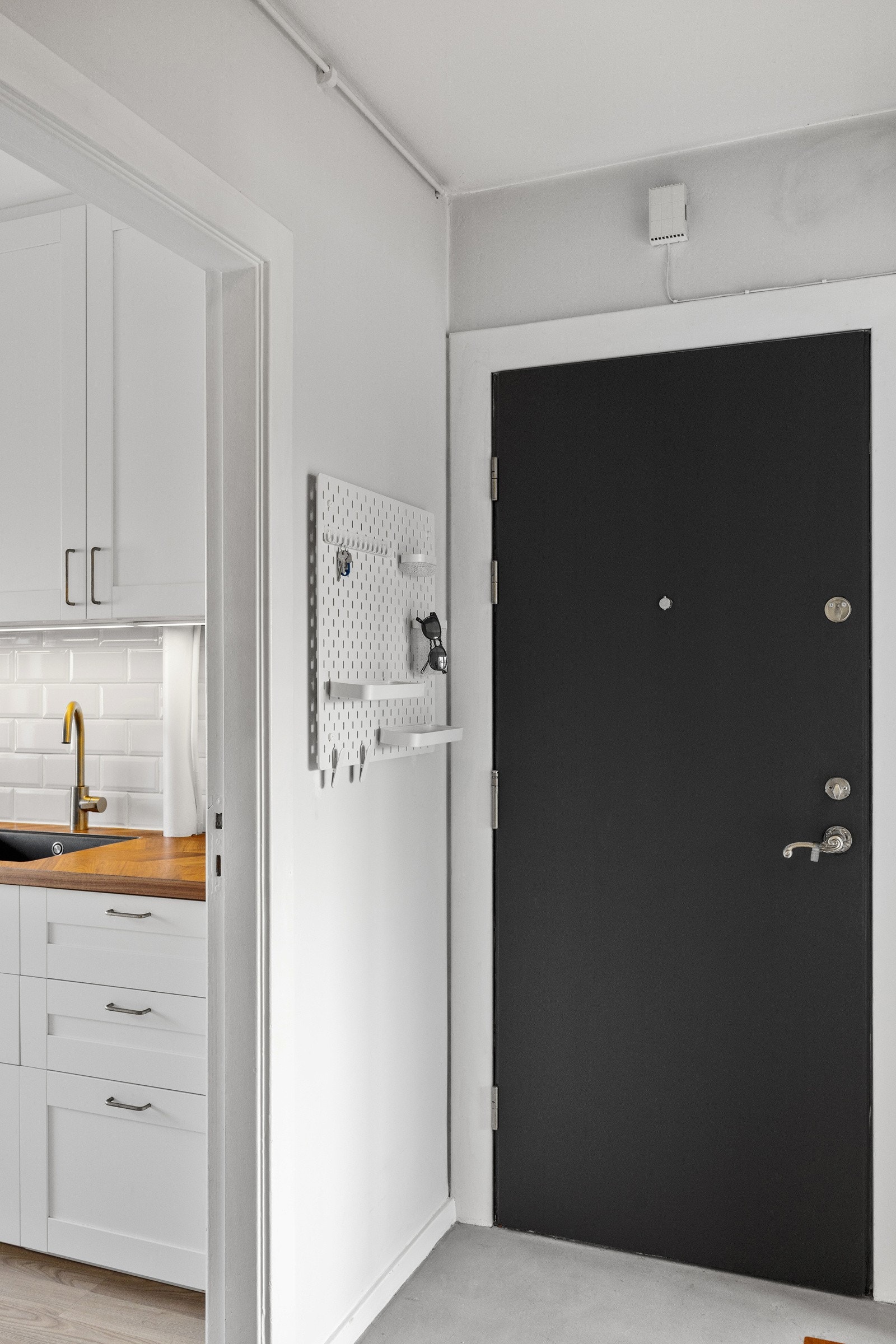 Leiligheten har brannklassifisert inngangsdør og calling-anlegg med portåpner. Galleribilde