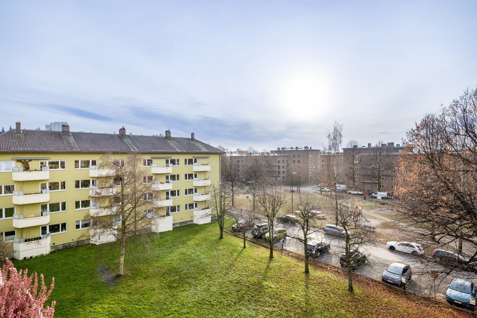 Fra balkongen har man flott utsyn mot borettslagets fellesareal og næromgivelser. Galleribilde