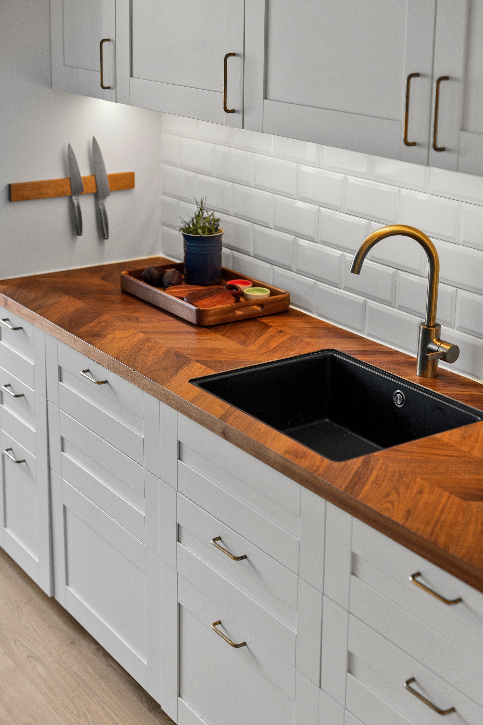 Kjøkkenet har pene detaljer og rikelig med både skap- og benkeplass. Alle integrerte hvitevarer på kjøkken medfølger i salget. Galleribilde