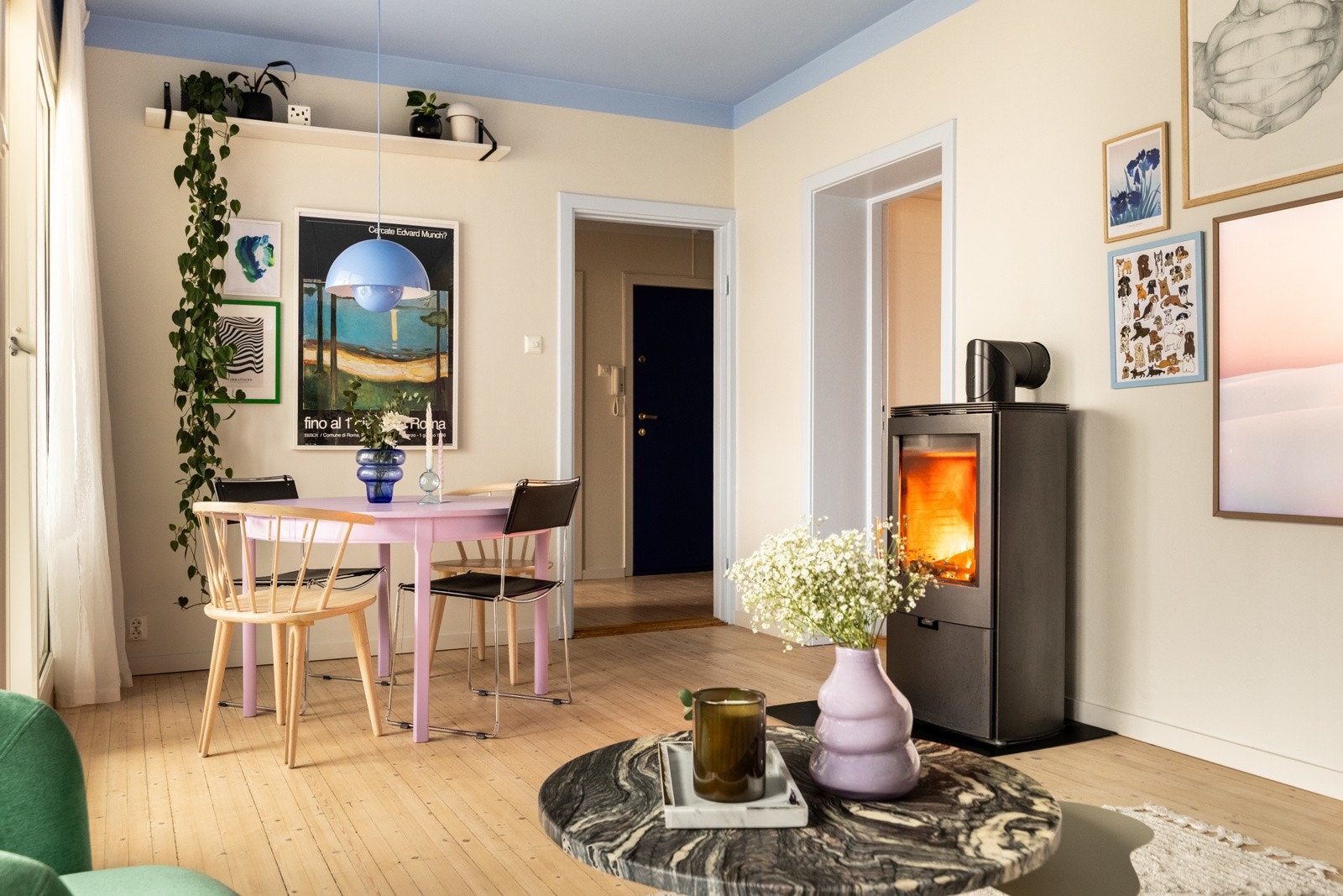 Stuen er lys og romslig og kan enkelt innredes med både sofa- og spiseseksjon Galleribilde