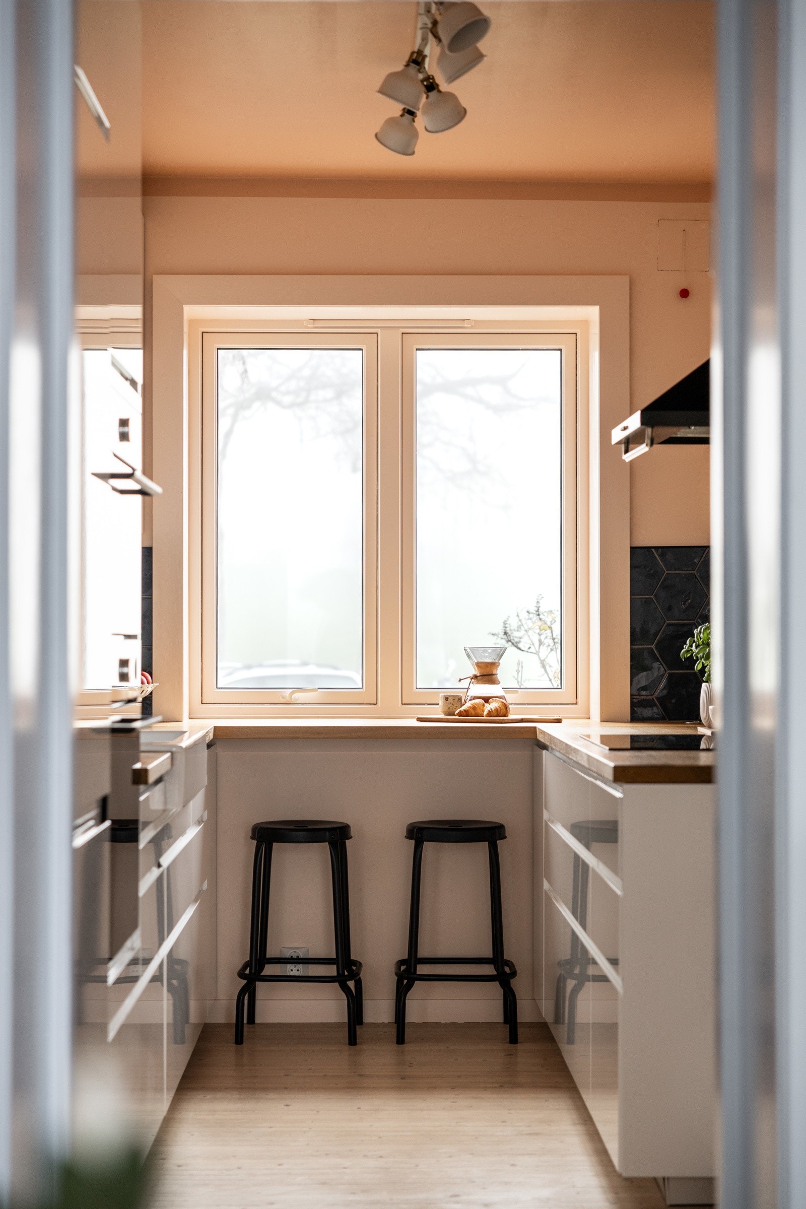 Smart og hyggelig bar-løsning under vinduet for raske frokoster Galleribilde