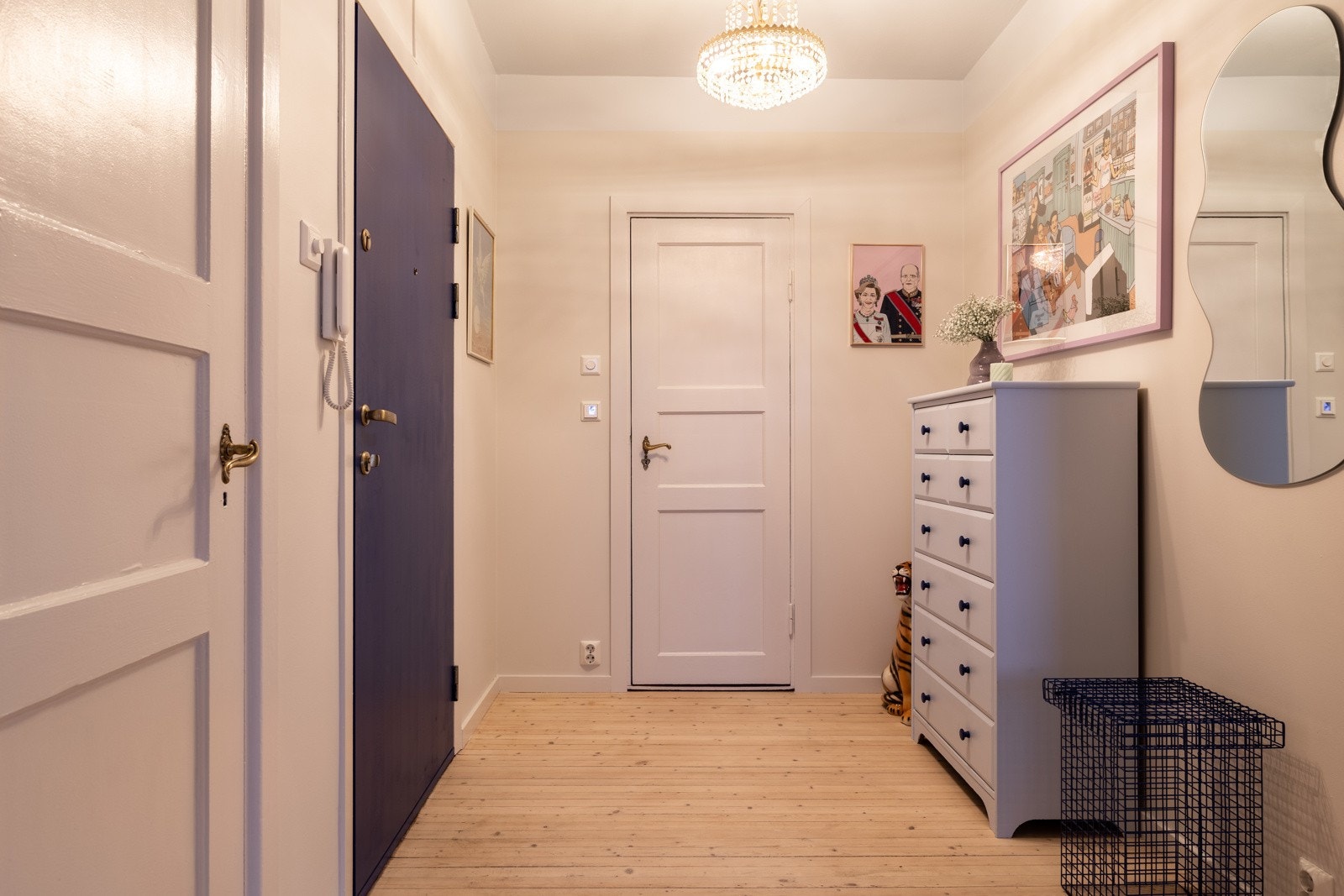 Velkommen inn til 66 kvm - Romslig gang med originale og sjarmerende tregulv, flere muligheter for oppheng Galleribilde