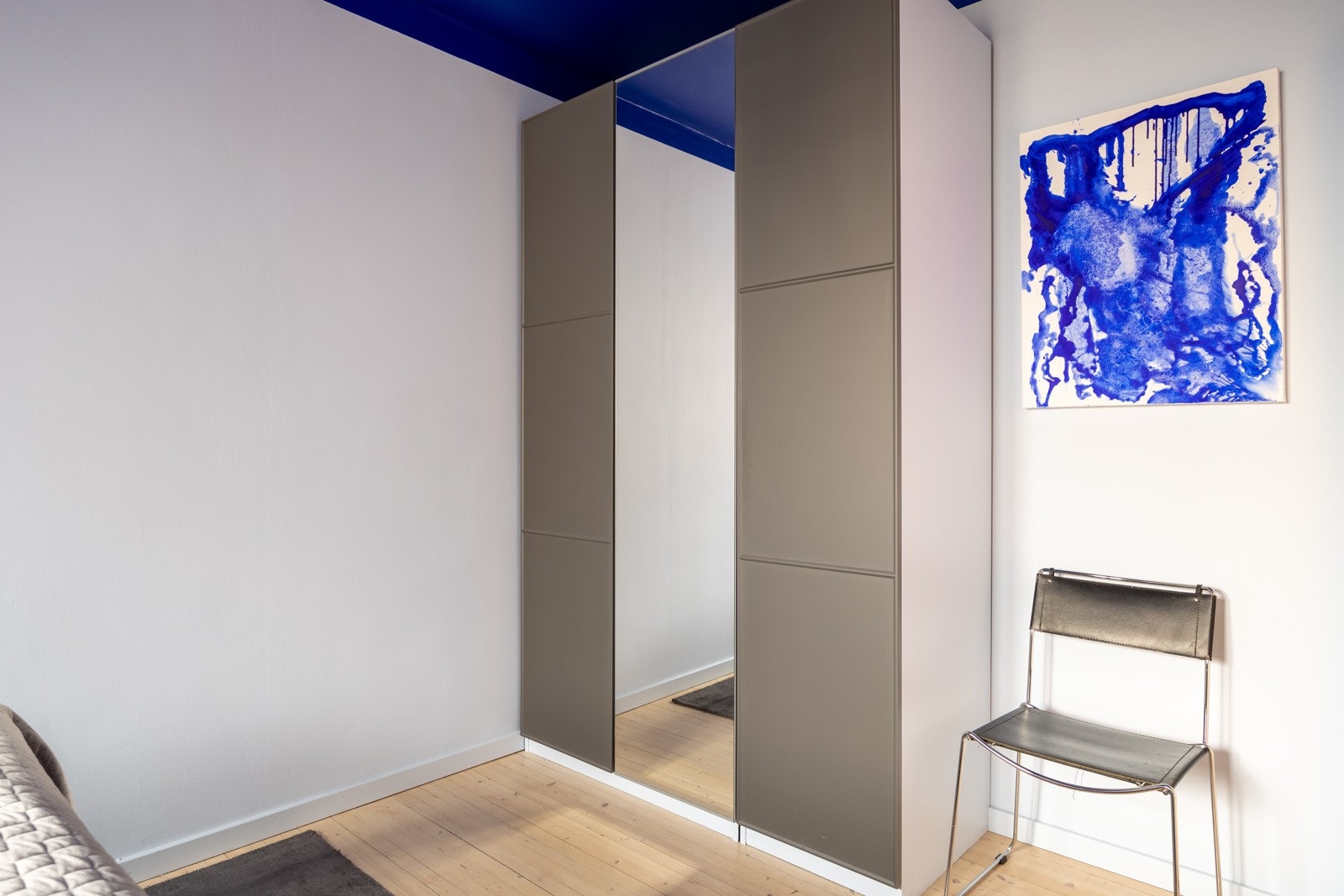 Stort garderobeskap, samt plass til hjemmekontor-løsning Galleribilde