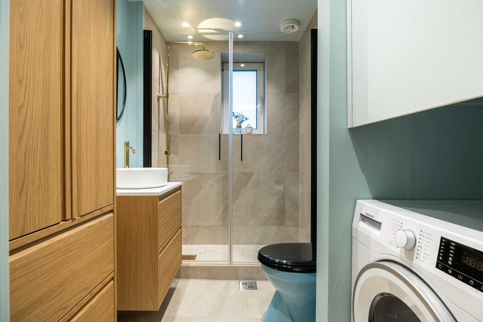 Delikat baderom som nylig er modernisert i 2024 med flis på flis Galleribilde