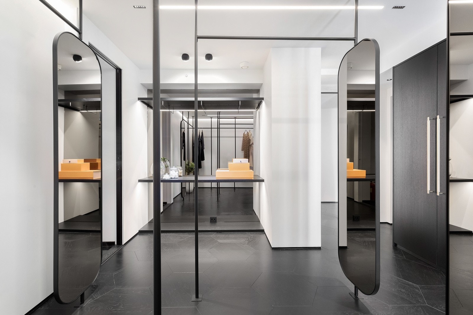 En stor walk-in garderobe med rikelig oppbevaringsplass Galleribilde