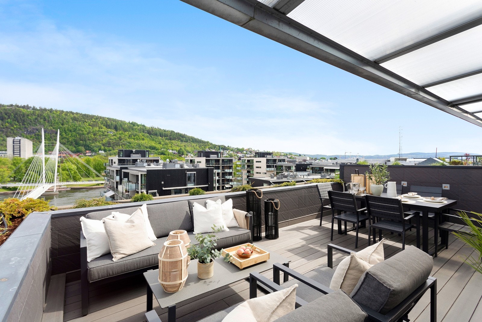Det er gassopplegg fra felles sentral på terrassen, til grill og oppvarming Galleribilde