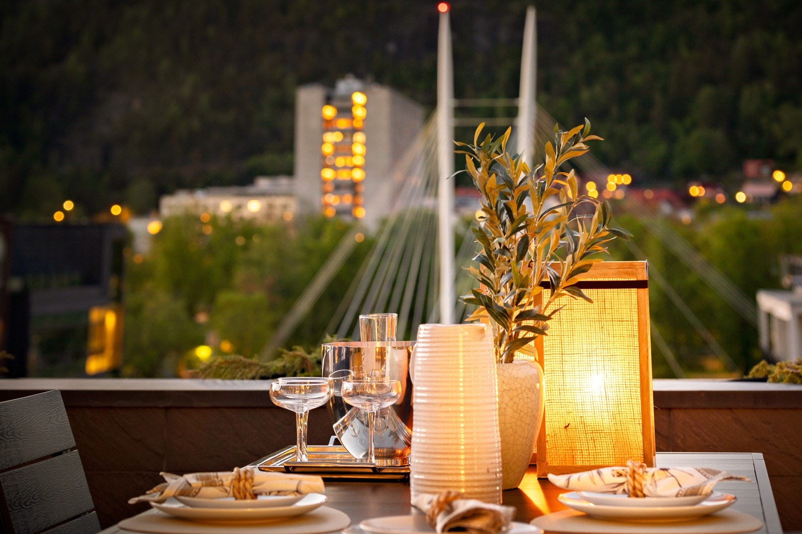Fra spiseplassen på takterrasen ved skumring Galleribilde