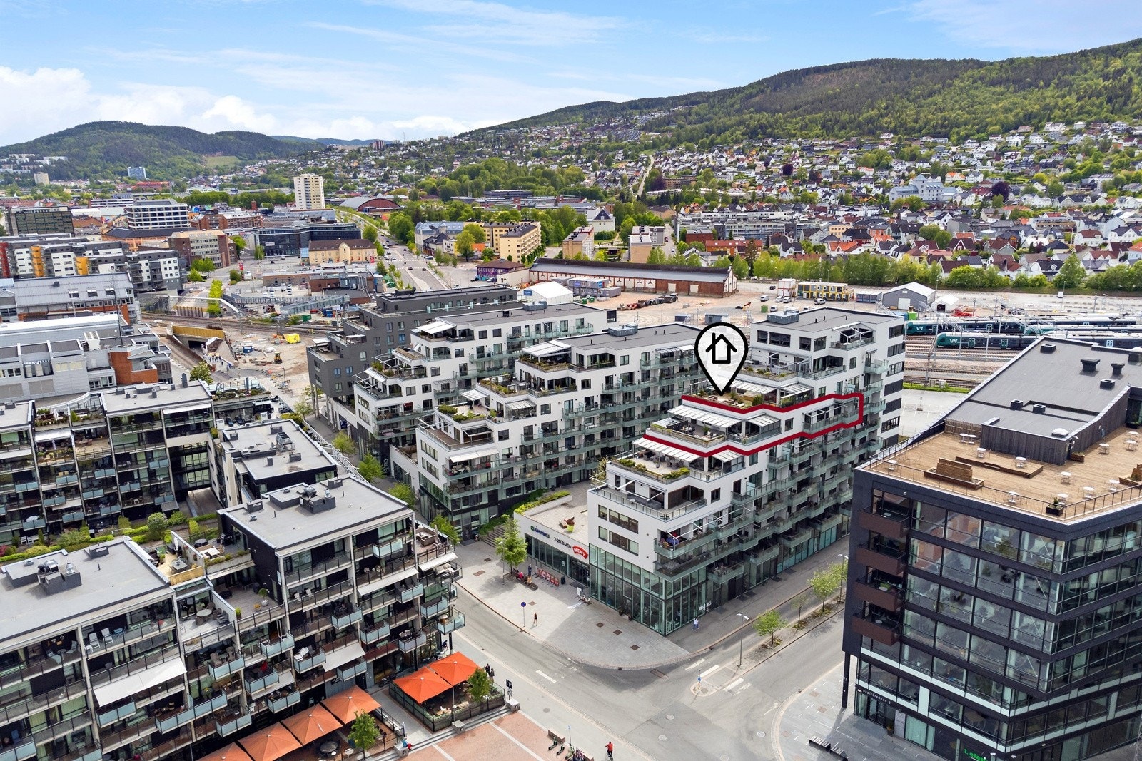 Sommerdagene kan nytes på en den 70m2 herlig terrassen i front, med nydelig utsikt over ypsilon, Drammenselva og Bragernesåsen Galleribilde