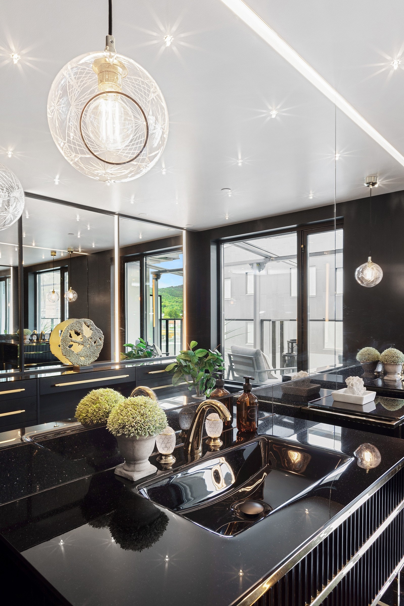 Badet er flislagt med granitt av Black Galaxy Galleribilde