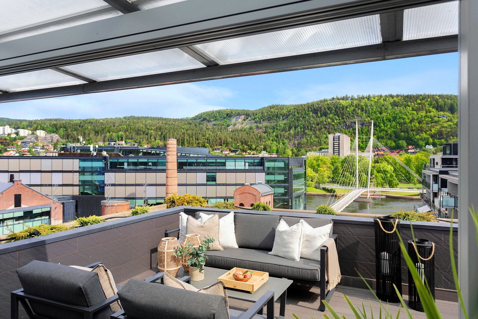 På terrassen har du plass til store møbler og flere sosiale soner Galleribilde