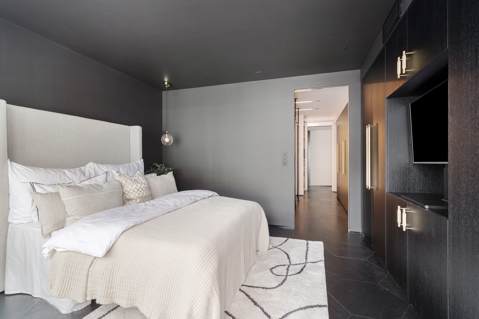 Hovedsoverommet er av god størrelse med "hotell-følelsen" og tilknyttet den store walk-in garderoben, samt leilighetens delikate baderom Galleribilde
