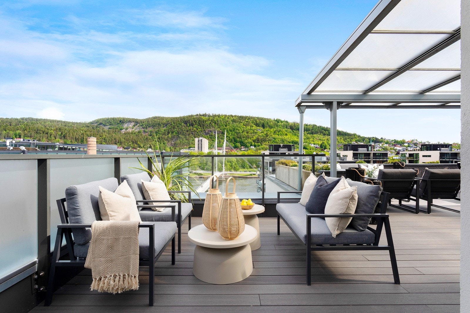 Leiligheten har takterrasse i front på 70 kvm og 11 kvm vestvendt balkong Galleribilde