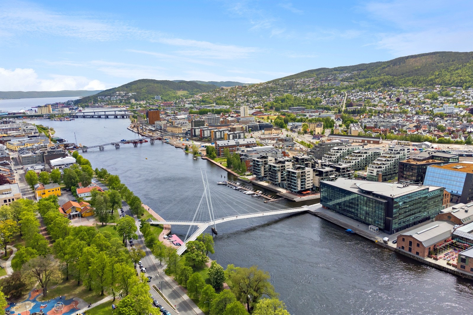 Togstasjonen spaserer du til på kun 5 minutter langs den idylliske elvepromenaden og Oslo lufthavn når du på en liten time med flytoget Galleribilde