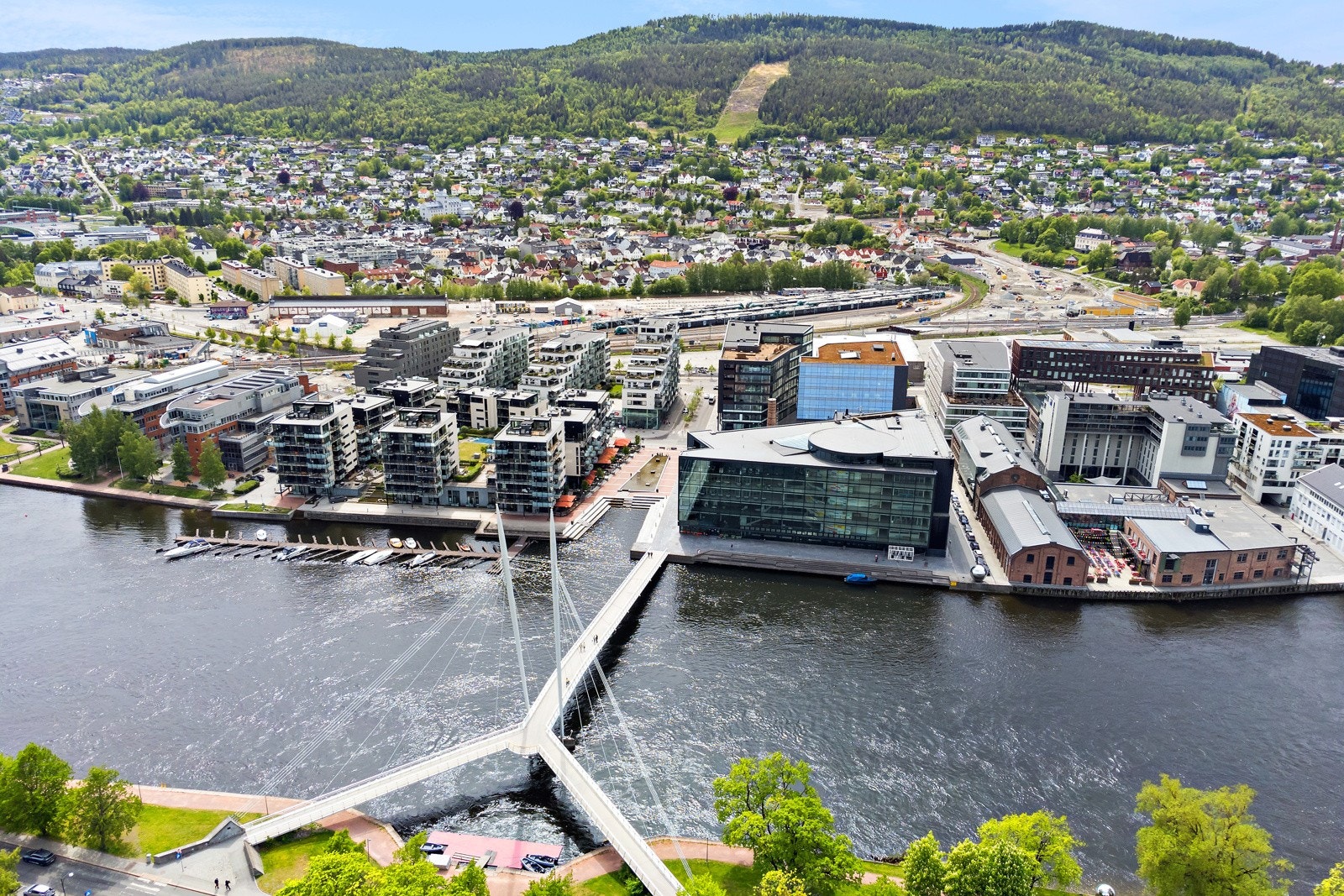 I umiddelbar nærhet får du noe av det beste Drammen har å tilby av restauranter, shopping og kultur, buss og togstasjon Galleribilde