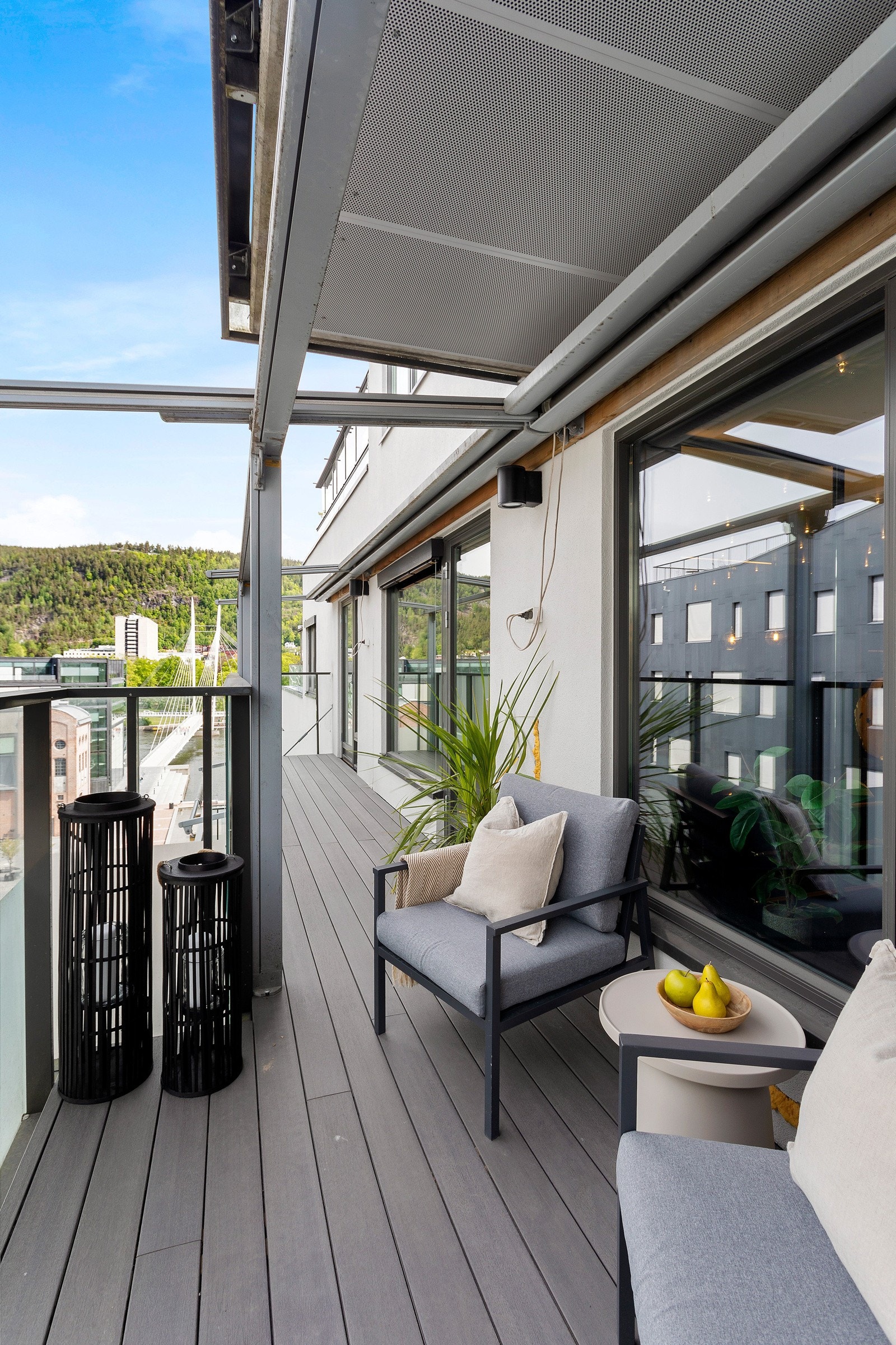 Leiligheten har to uteplasser, takterrasse og vestvendt balkong Galleribilde