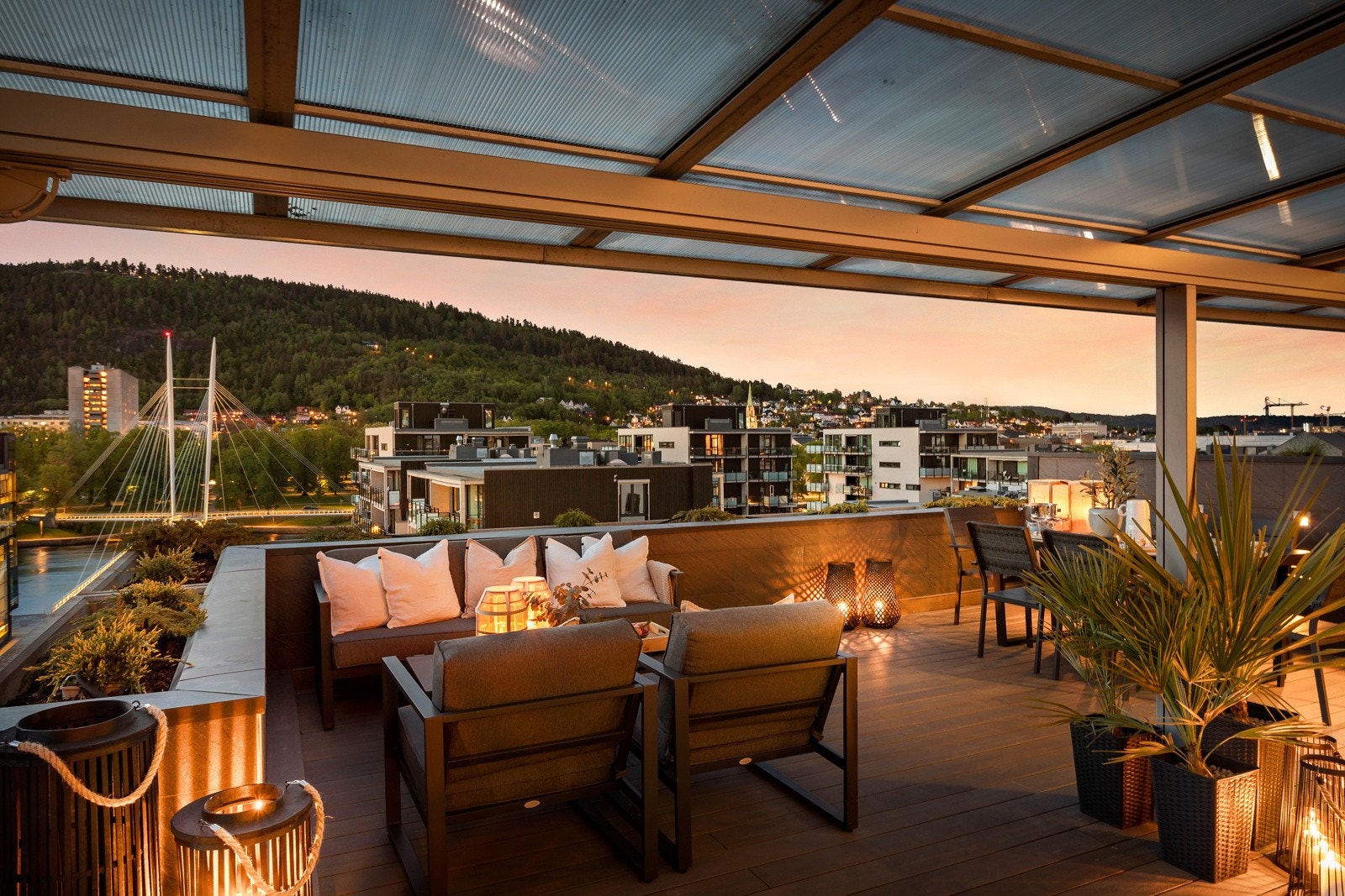 Lun og god stemning på terrassen med delvis takoverbygg Galleribilde