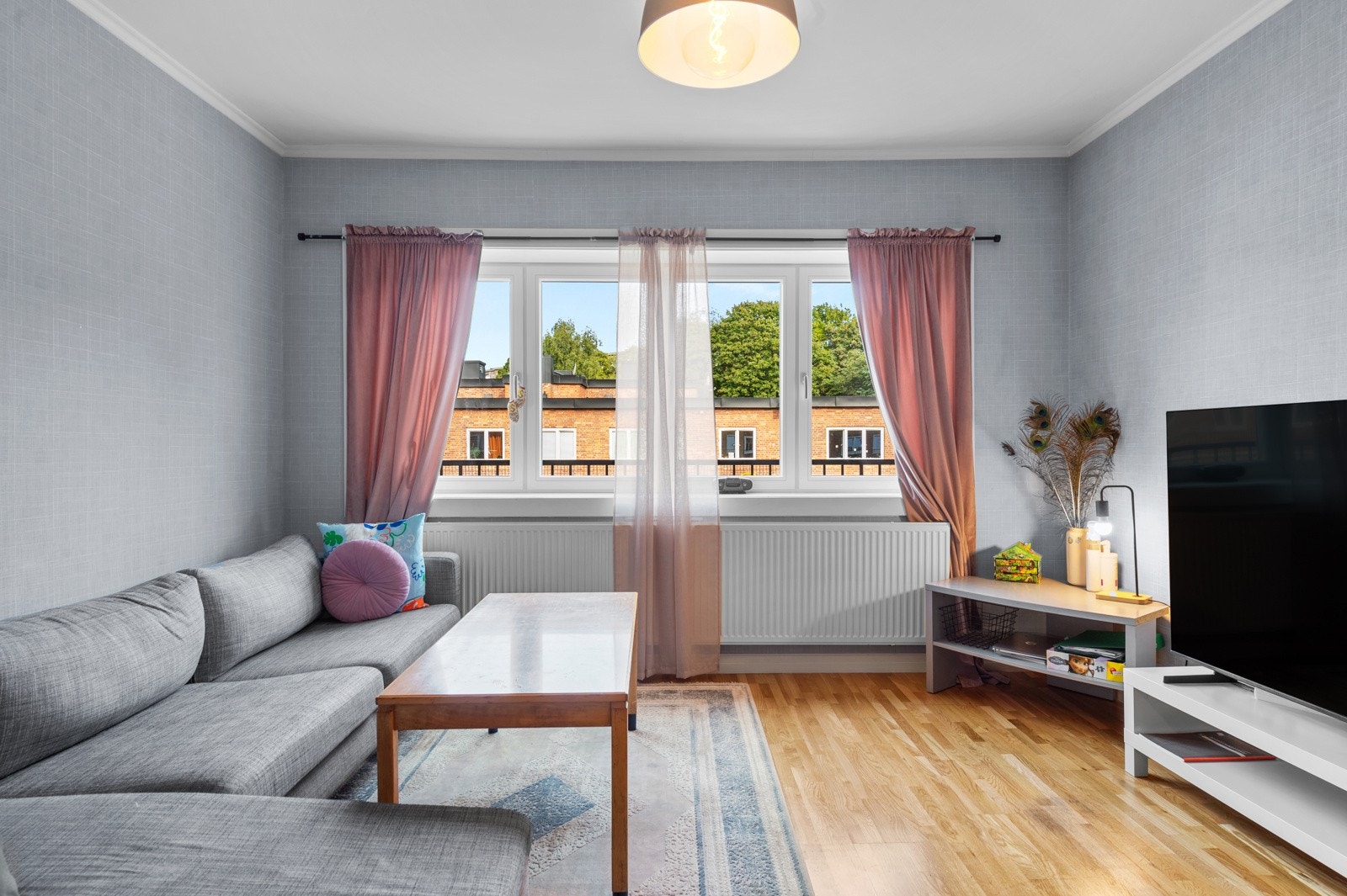 God, kvadratisk planløsning med mulighet for sofa og tv-møblement Galleribilde