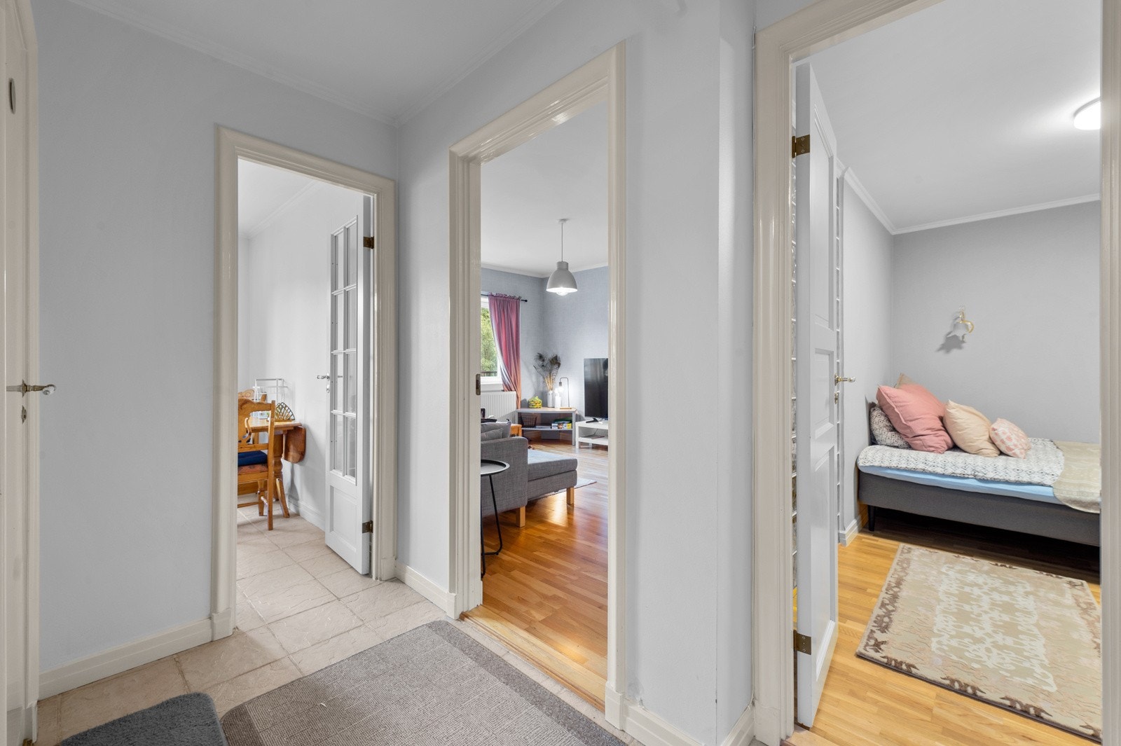 Inngang fra entre til kjøkken, alkove og stuedelen Galleribilde