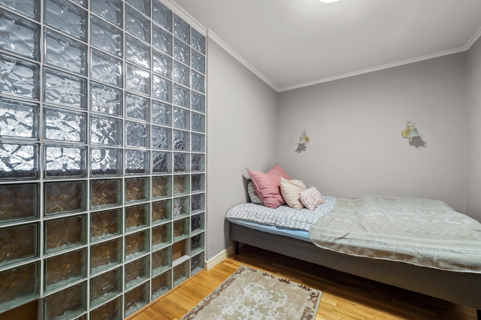 God plass til stor seng i alkoveløsningen Galleribilde