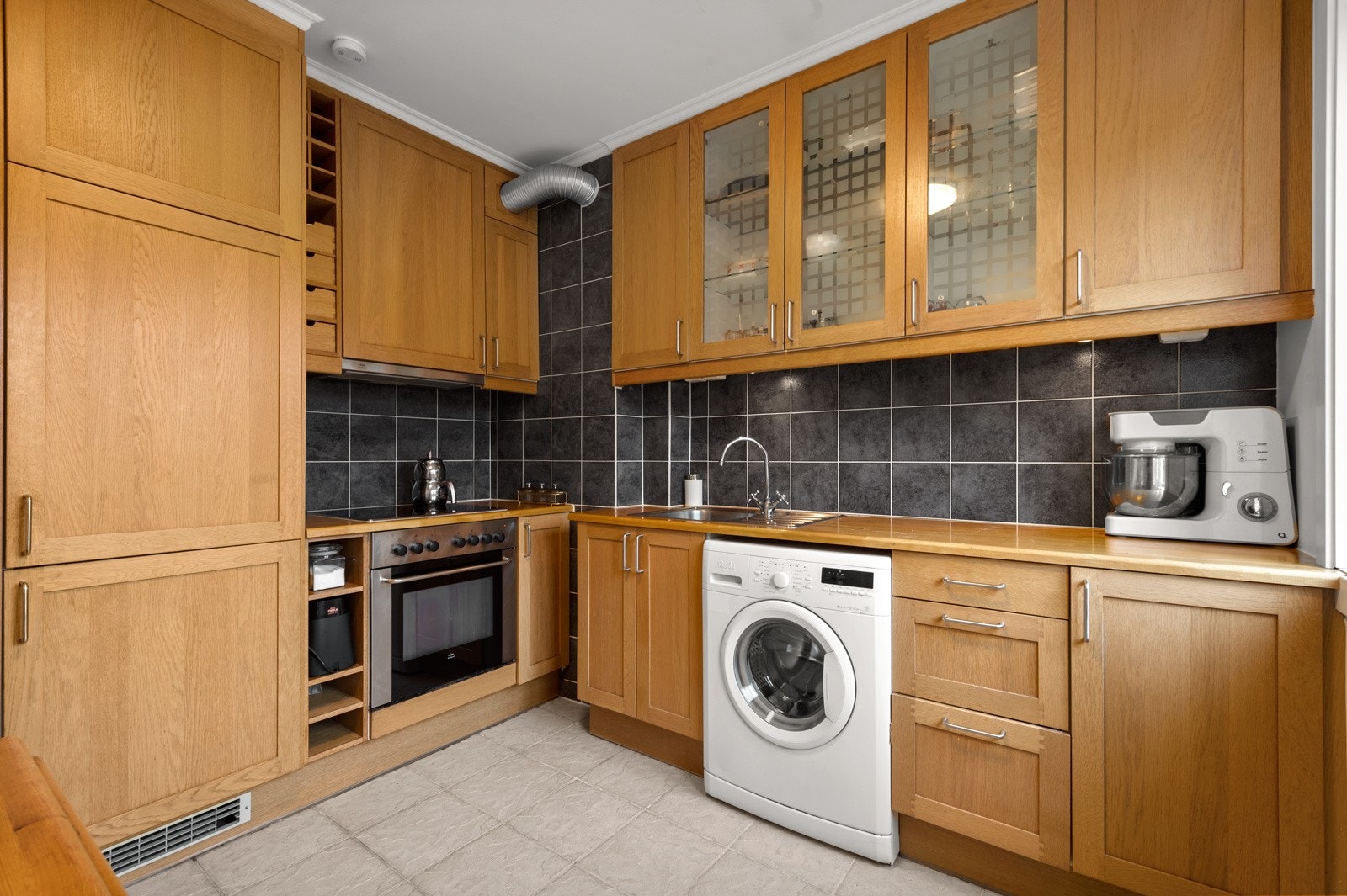 Kjøkkenet er innholdsrikt, så her vil kokken trives med skapplass og kokkelering Galleribilde