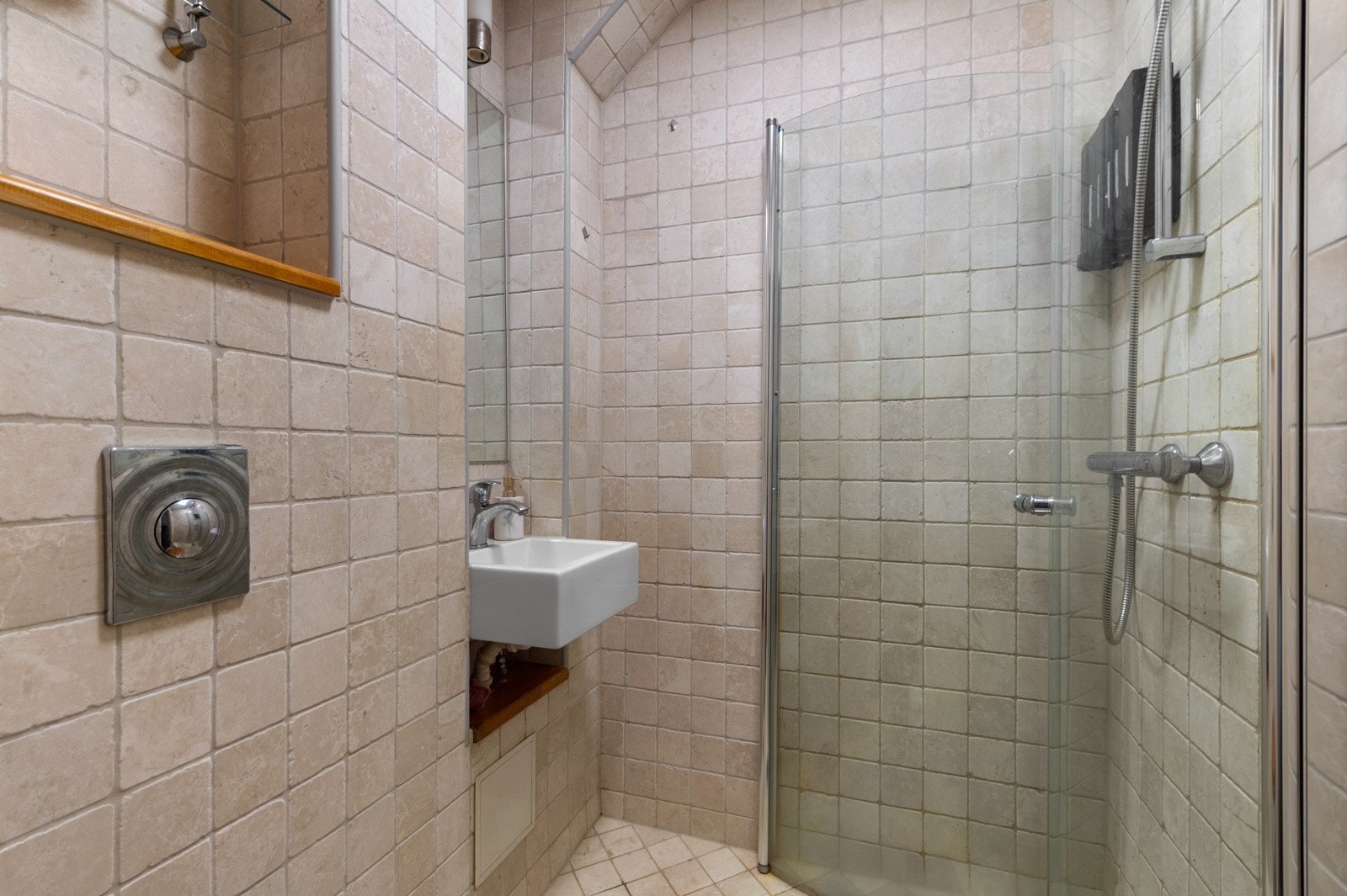 Baderommet er pusset opp i 2008 Galleribilde