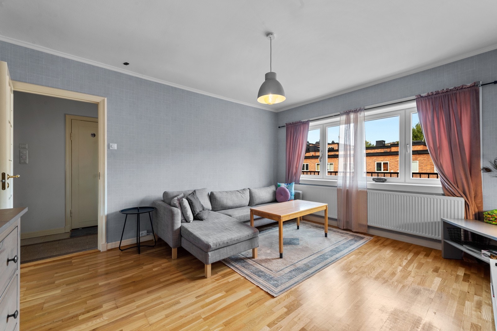 Stue med vinduer fra 2021 Galleribilde