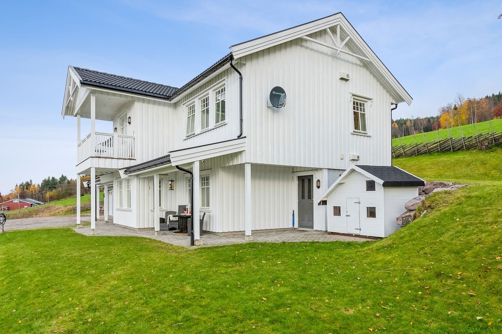 Flere fine uteplasser og balkong fra hovedetasjen. Galleribilde