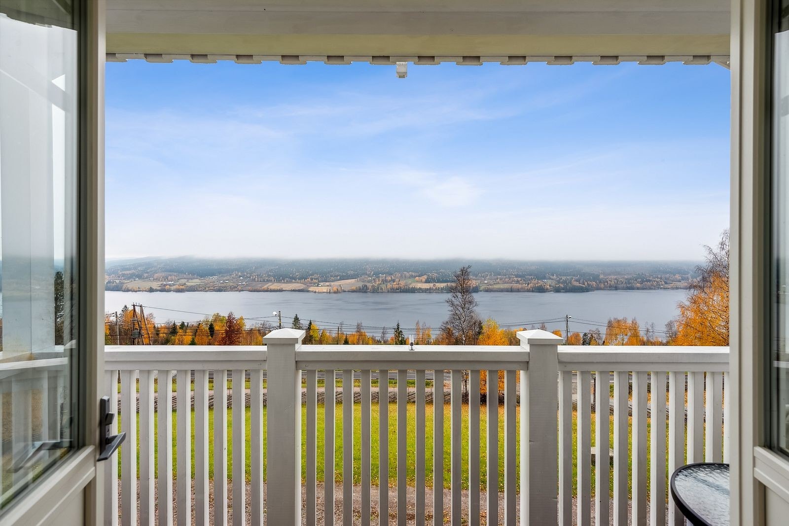 Naturskjønn og landlig utsikt fra balkongen. Galleribilde