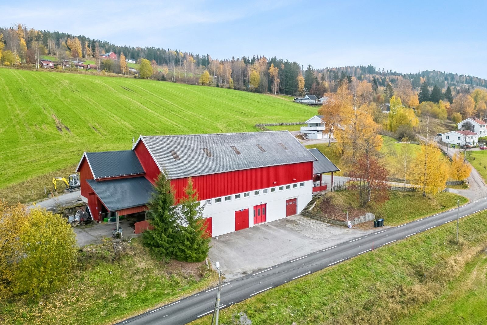 Stor driftsbygning/ låve med plass for lagring og innredede kontorlokaler. Galleribilde