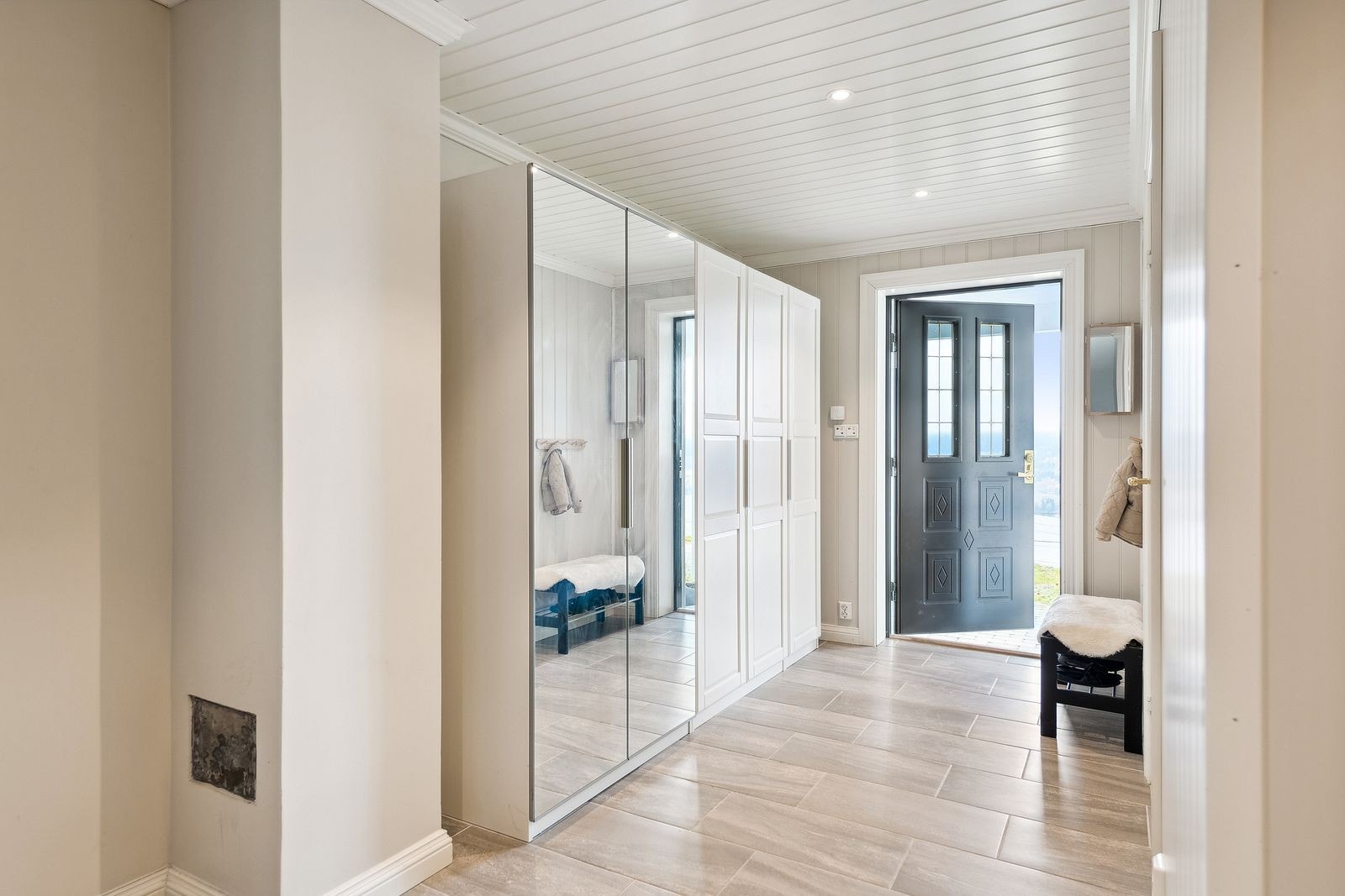 God plass for yttertøy og sko. Vitrineglass i ytterdør gir godt lysinnslipp. Galleribilde