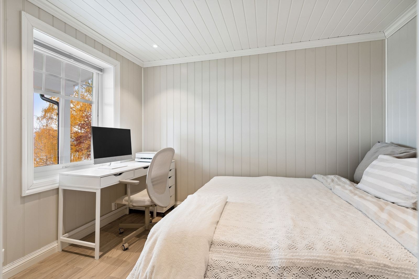 Soverom nr. 2 har har plass til dobbeltseng og kontorplass. Det er gjennomgående downlights i himling på samtlige soverom i hovedetasjen. Galleribilde