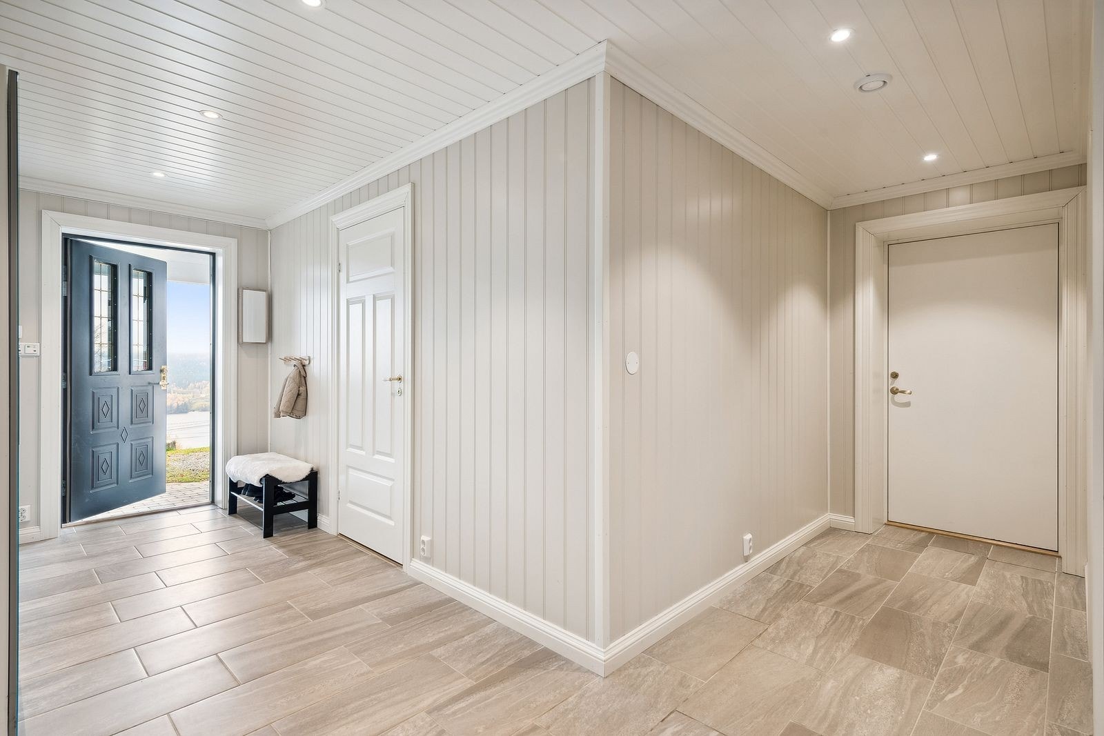 Velkommen inn! Lys og innbydende entré med fliset gulv og spotter i tak. Galleribilde