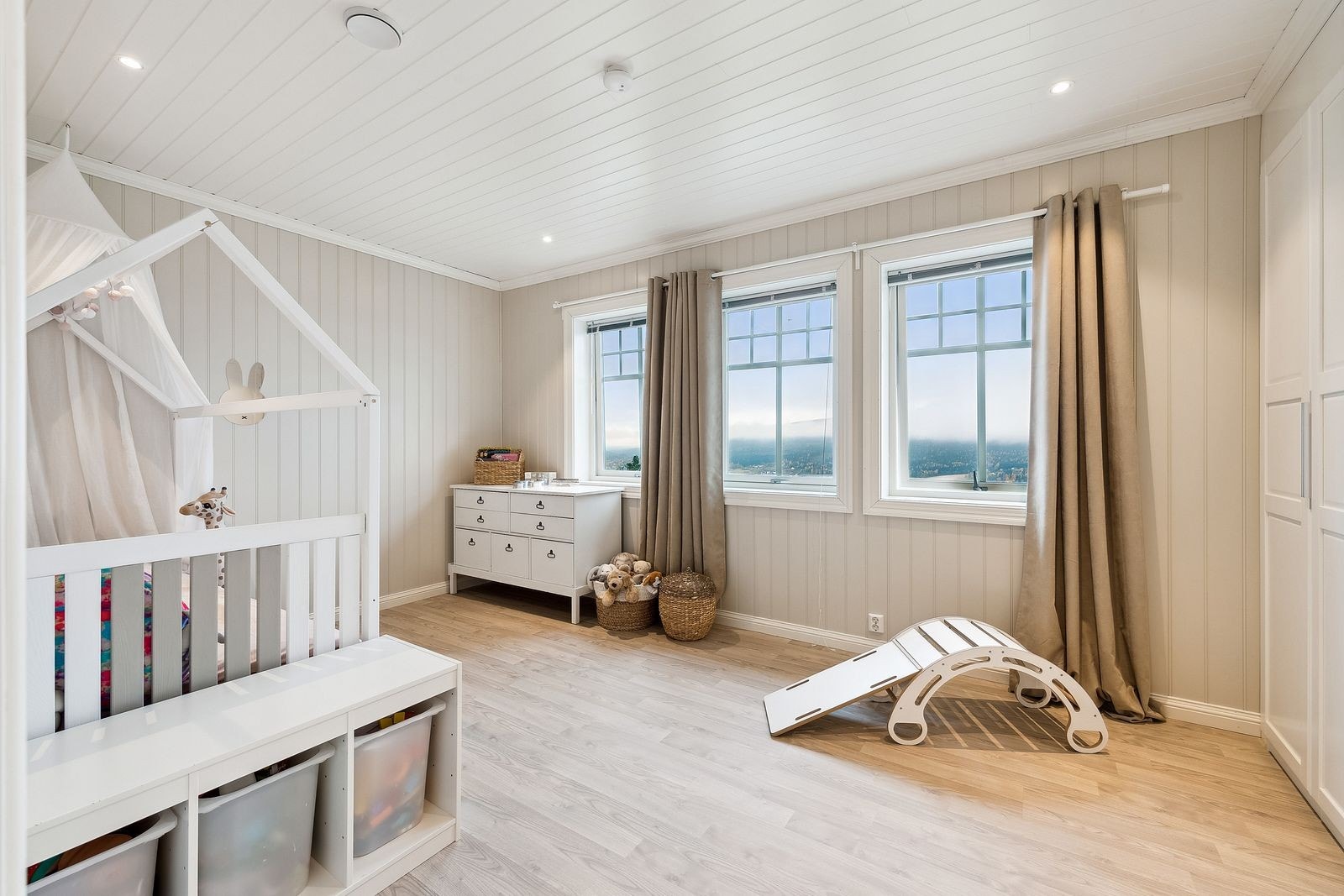 Soverommene er holdt lyse så her kan man enkelt innrede etter eget ønske eller sette sitt preg på veggene. Boligens hovedsoverom benyttes i dag som barnerom og er av generøs størrelse med takhøye garderobeskap. Galleribilde