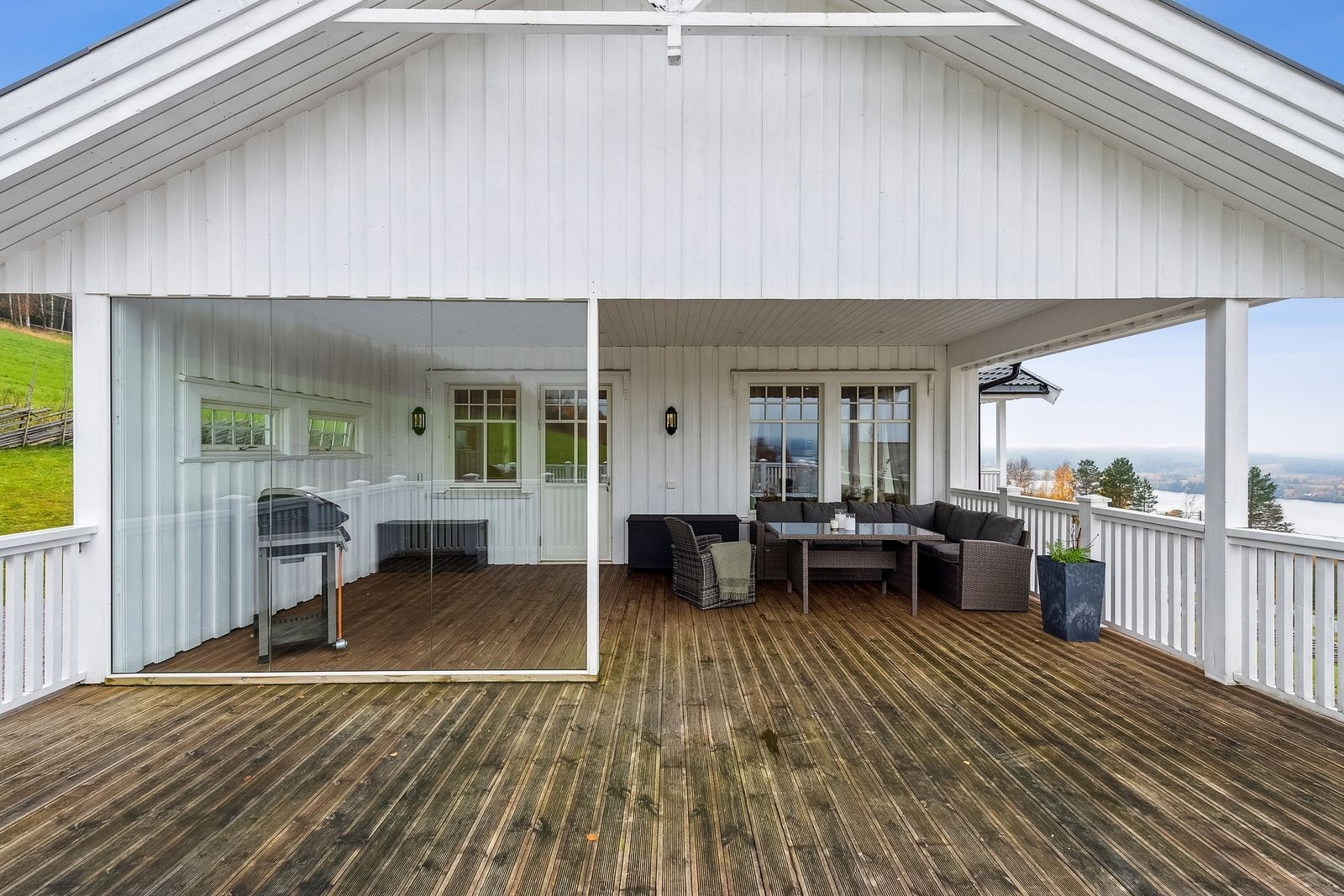 Stor terrasse med god plass for utemøblement og med levegger som gir et lunt uterom når det er ruskevær eller utesesongen er på hell. Galleribilde