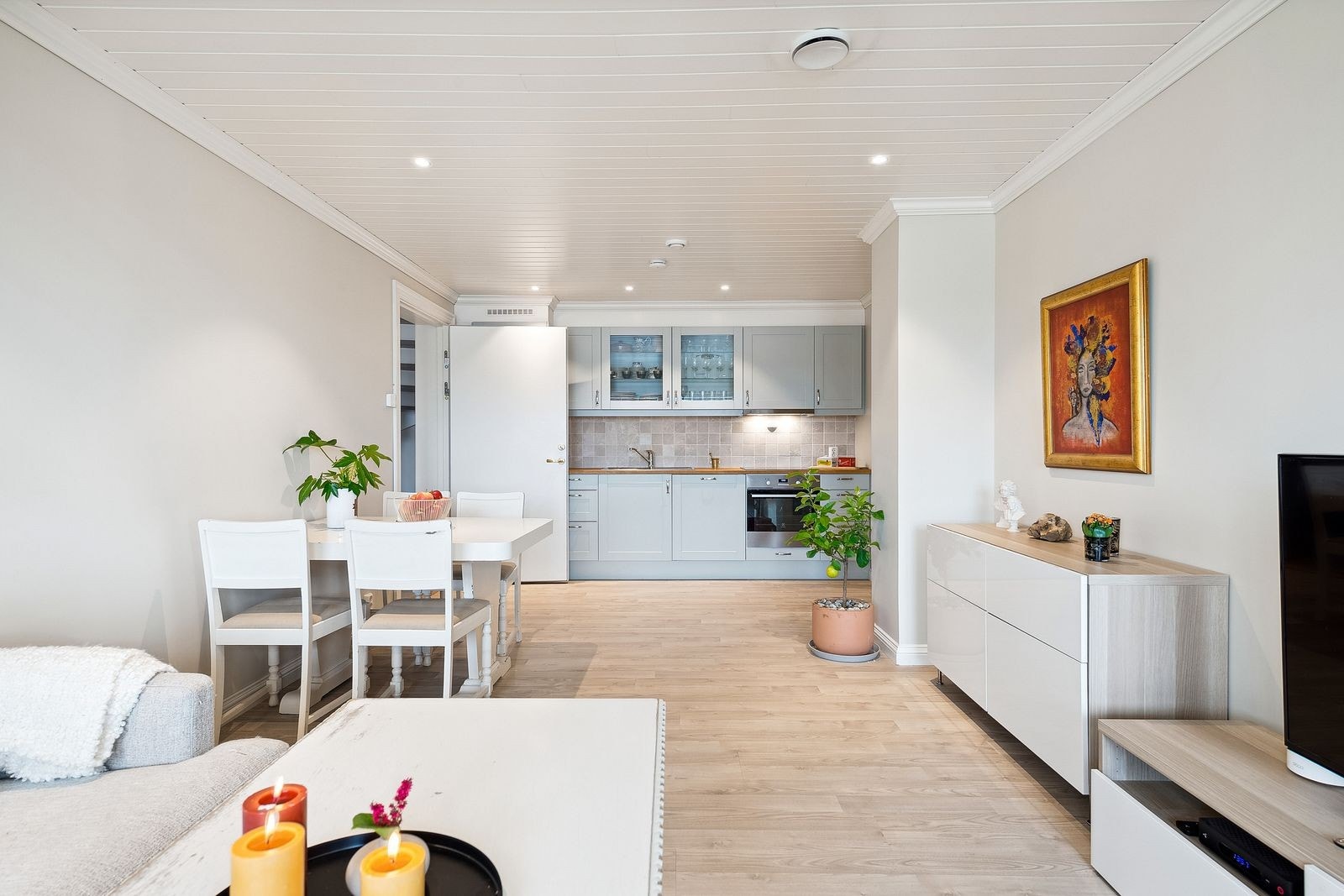 Fra sokkelleilighet i underetasje. Et koselig allrom med praktisk åpen stue/kjøkkenløsning og plass for spisebord og sofamøblement. Galleribilde