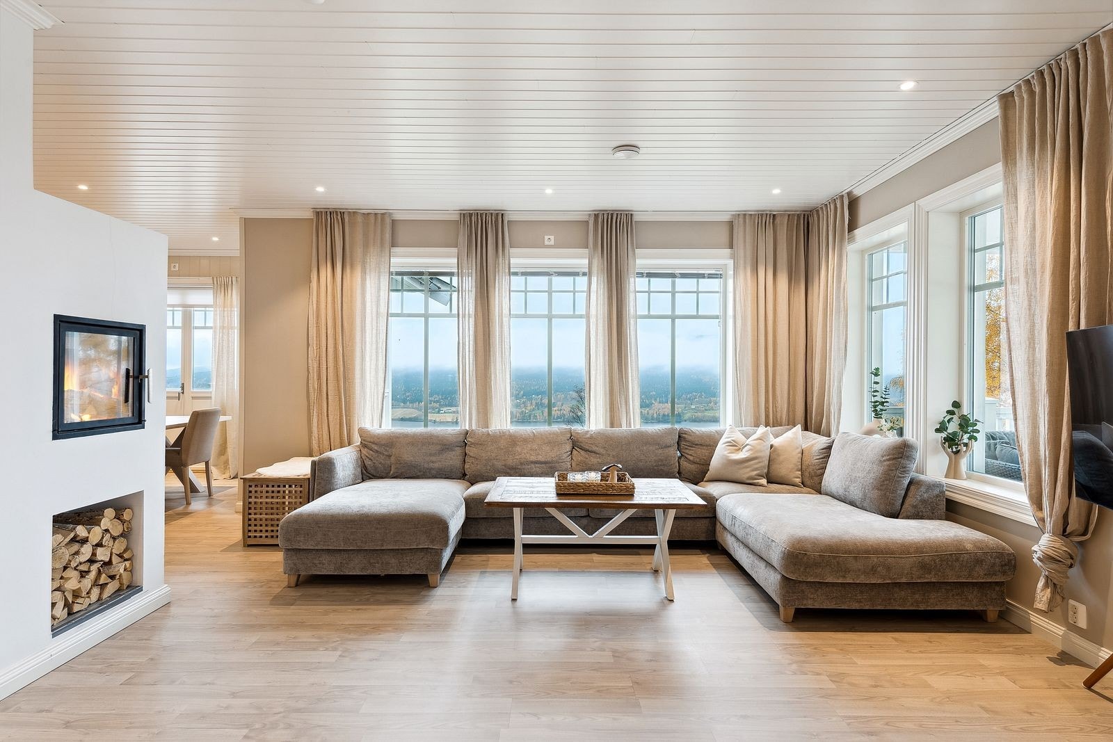 Fra stuen er det en enestående utsikt mot Randsfjorden. Galleribilde