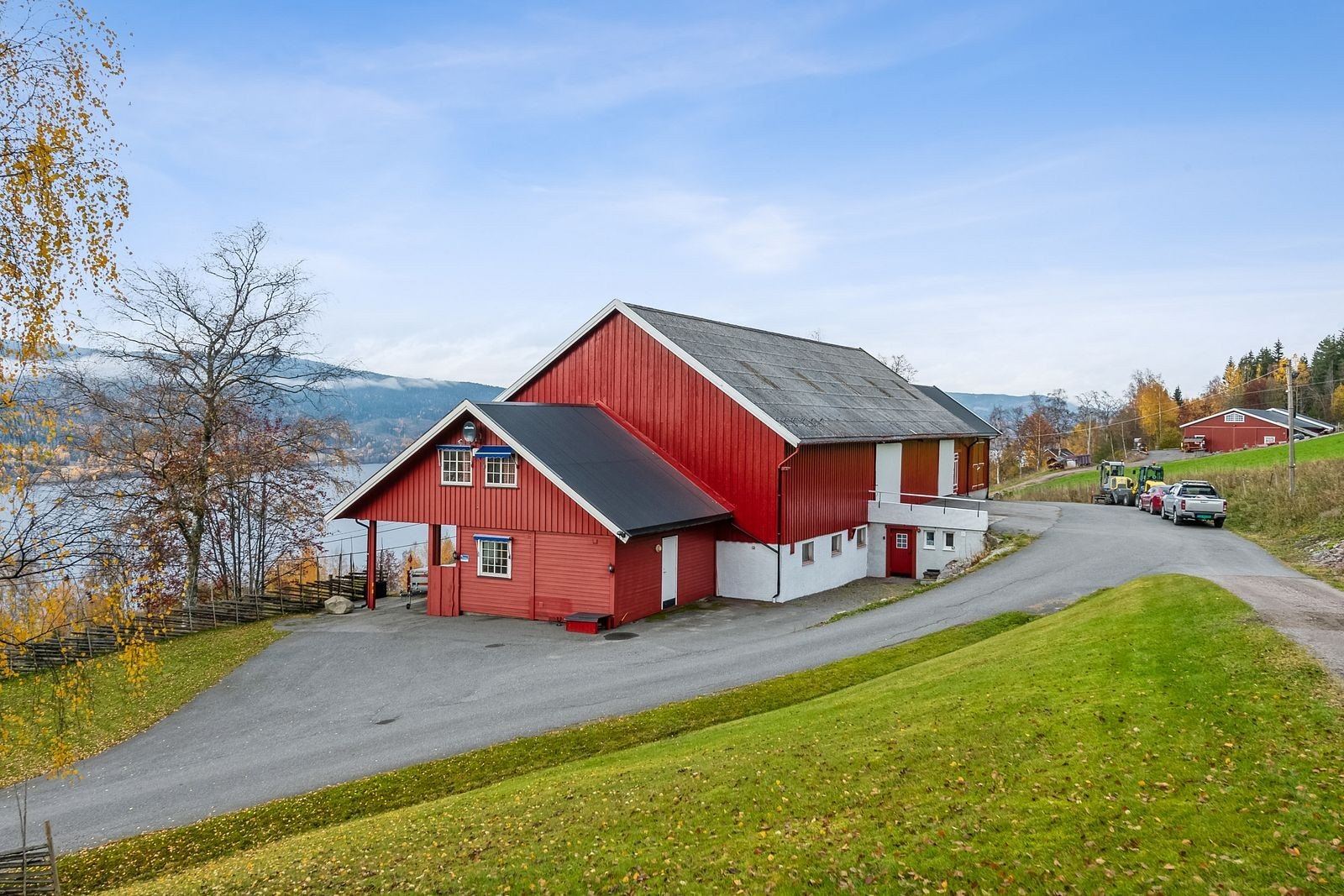 Nymalt låvebygning i 2024. Låven er tilrettelagt for vinterlagring med mulighet for leieinntekt som lager. Det er også innredet kotorlokaler. Galleribilde