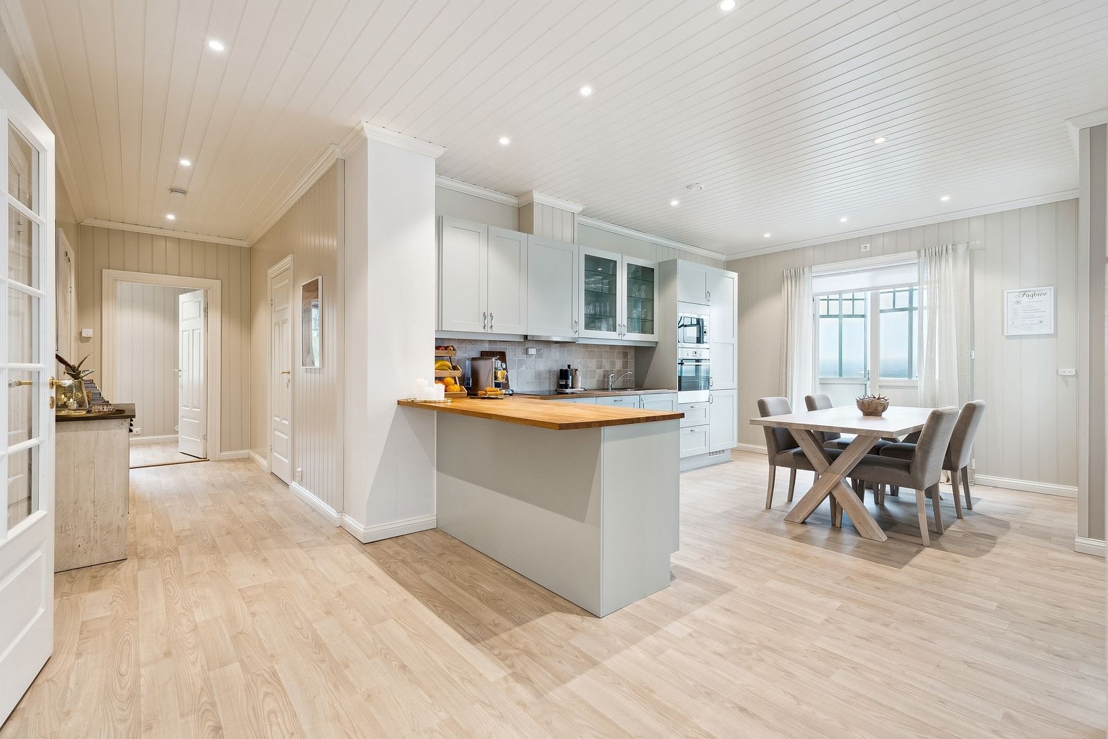 Kjøkken med plass for spisebord og barløsning. Galleribilde