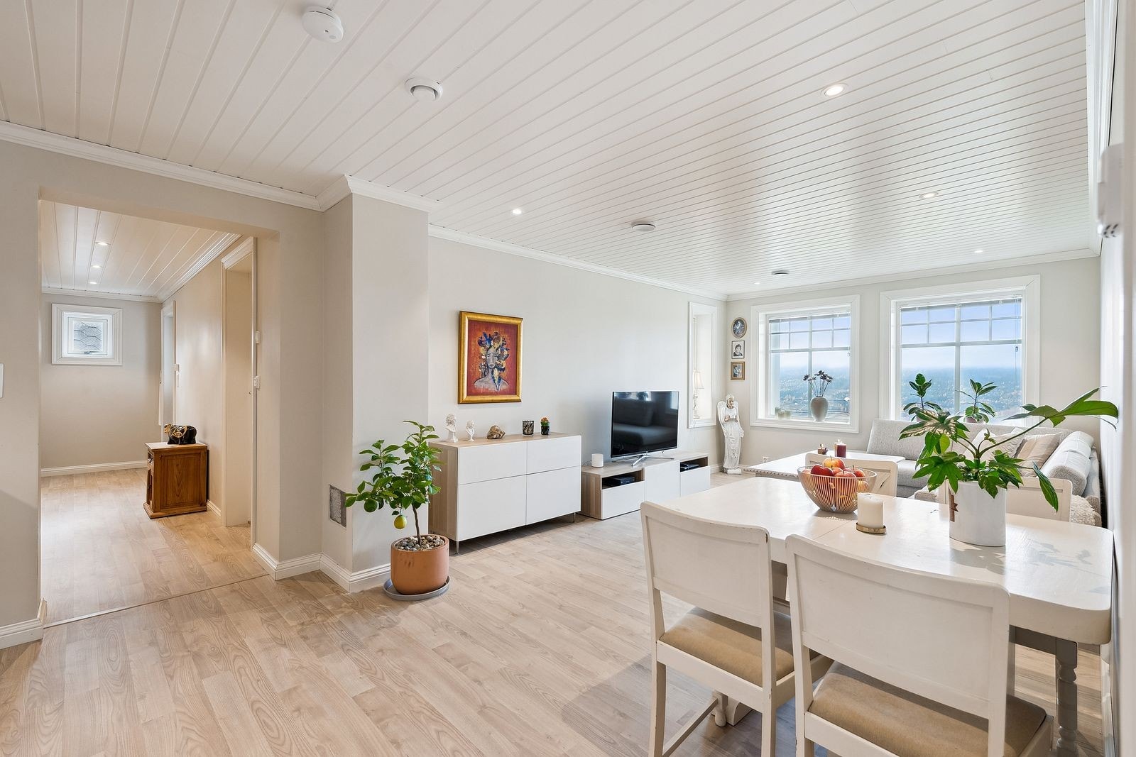 Fra stuevinduene i sokkelleiligheten får man også nyte den vakre utsikten. Galleribilde