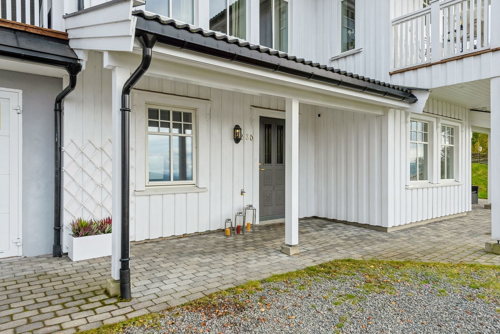 Overbygget inngangsparti med belegningssten. Galleribilde