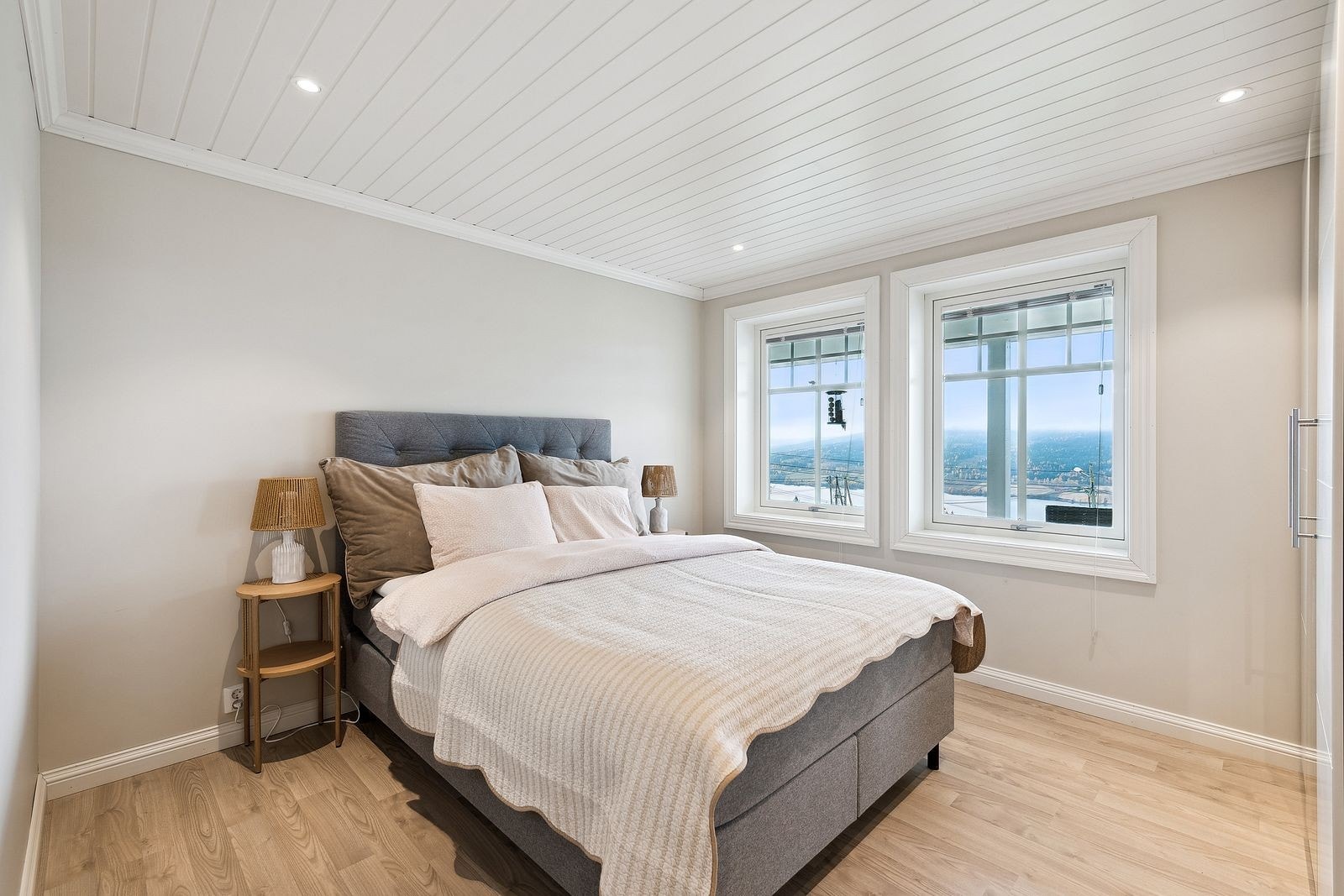 Romslig soverom i sokkelleilighet med takhøye garderobeskap og en vakker utsikt å våkne til. Galleribilde