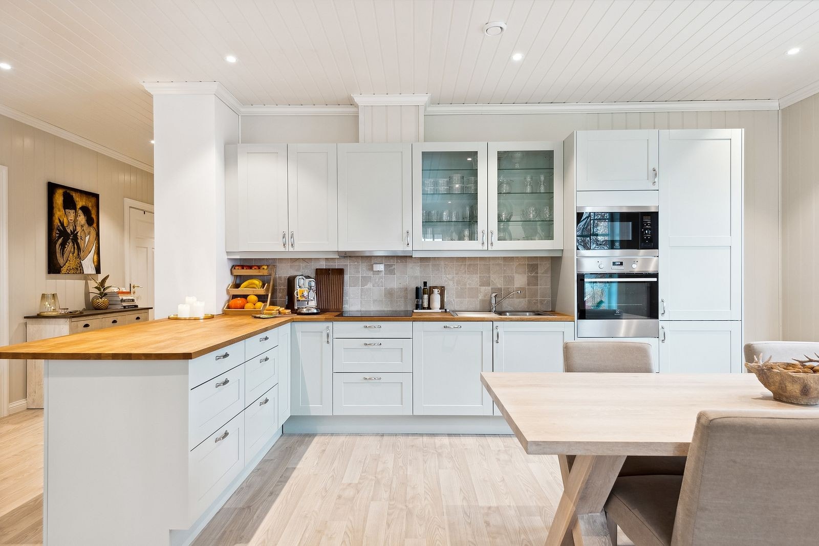 Profilerte fronter, integrerte hvitevarer og rikelig med oppbevaringsplass i skap og skuffer. Galleribilde